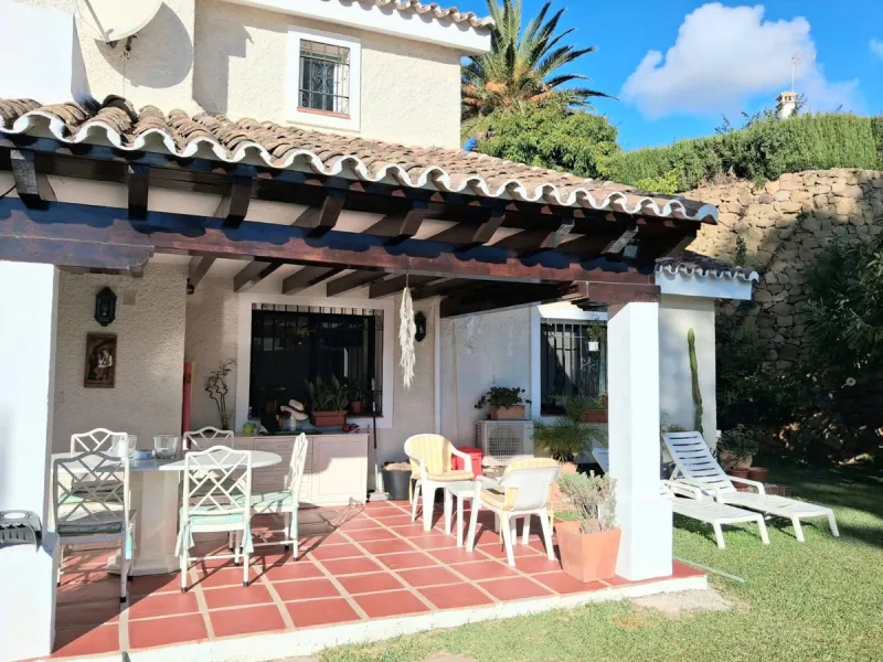 Nestled in the heart of Calahonda, Mijas, this captivating detached villa offers a harmonious blend of comfort and elegance. Boasting four Double bedrooms and two well-appointed bathrooms. This home is designed for those who appreciate luxury and style.