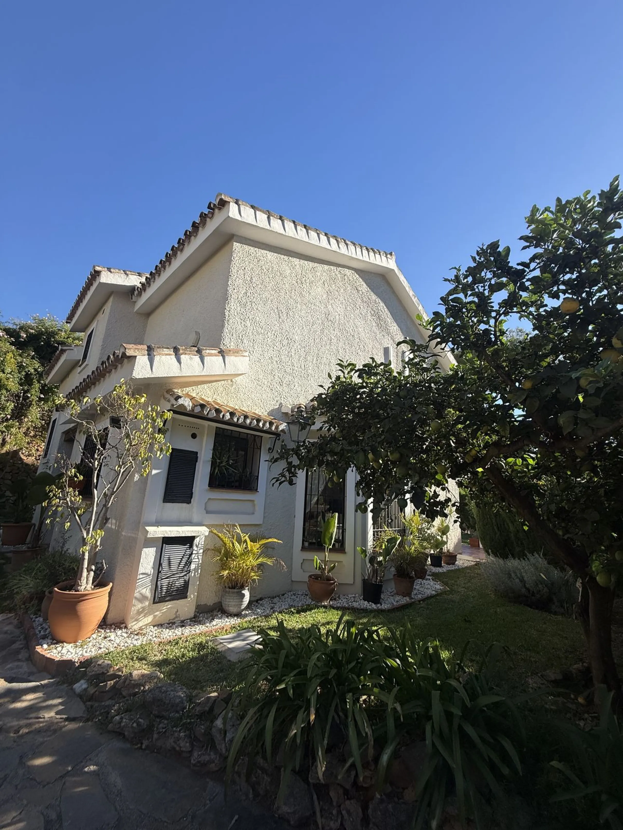 Nestled in the heart of Calahonda, Mijas, this captivating detached villa offers a harmonious blend of comfort and elegance. Boasting four Double bedrooms and two well-appointed bathrooms. This home is designed for those who appreciate luxury and style.