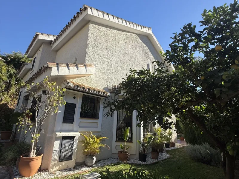 Nestled in the heart of Calahonda, Mijas, this captivating detached villa offers a harmonious blend of comfort and elegance. Boasting four Double bedrooms and two well-appointed bathrooms. This home is designed for those who appreciate luxury and style.