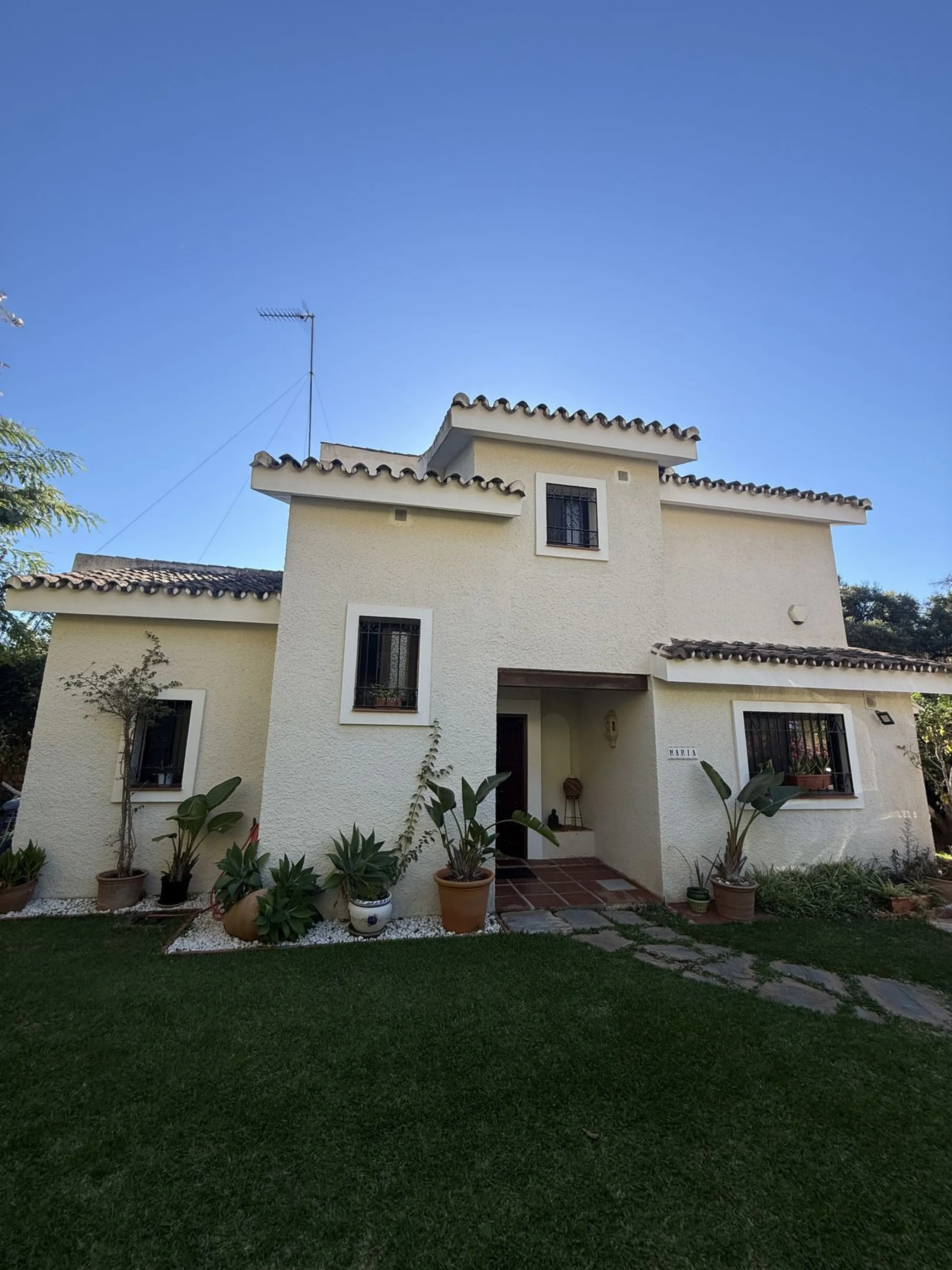 Nestled in the heart of Calahonda, Mijas, this captivating detached villa offers a harmonious blend of comfort and elegance. Boasting four Double bedrooms and two well-appointed bathrooms. This home is designed for those who appreciate luxury and style.
