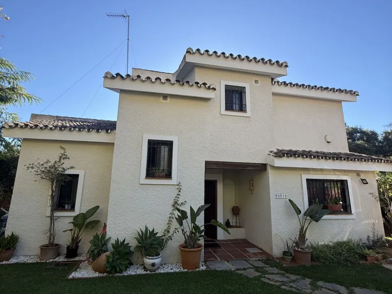 Nestled in the heart of Calahonda, Mijas, this captivating detached villa offers a harmonious blend of comfort and elegance. Boasting four Double bedrooms and two well-appointed bathrooms. This home is designed for those who appreciate luxury and style.