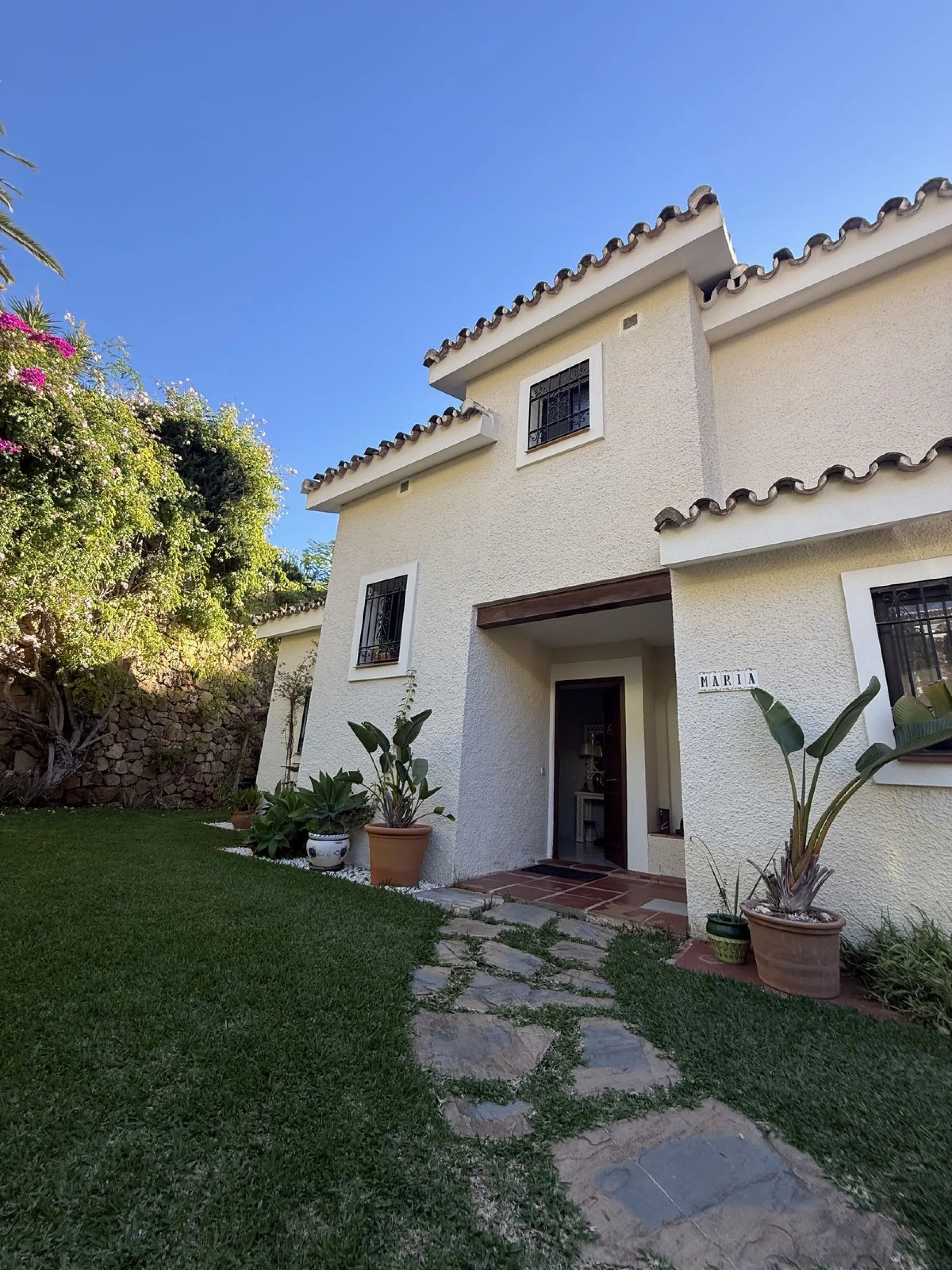 Nestled in the heart of Calahonda, Mijas, this captivating detached villa offers a harmonious blend of comfort and elegance. Boasting four Double bedrooms and two well-appointed bathrooms. This home is designed for those who appreciate luxury and style.