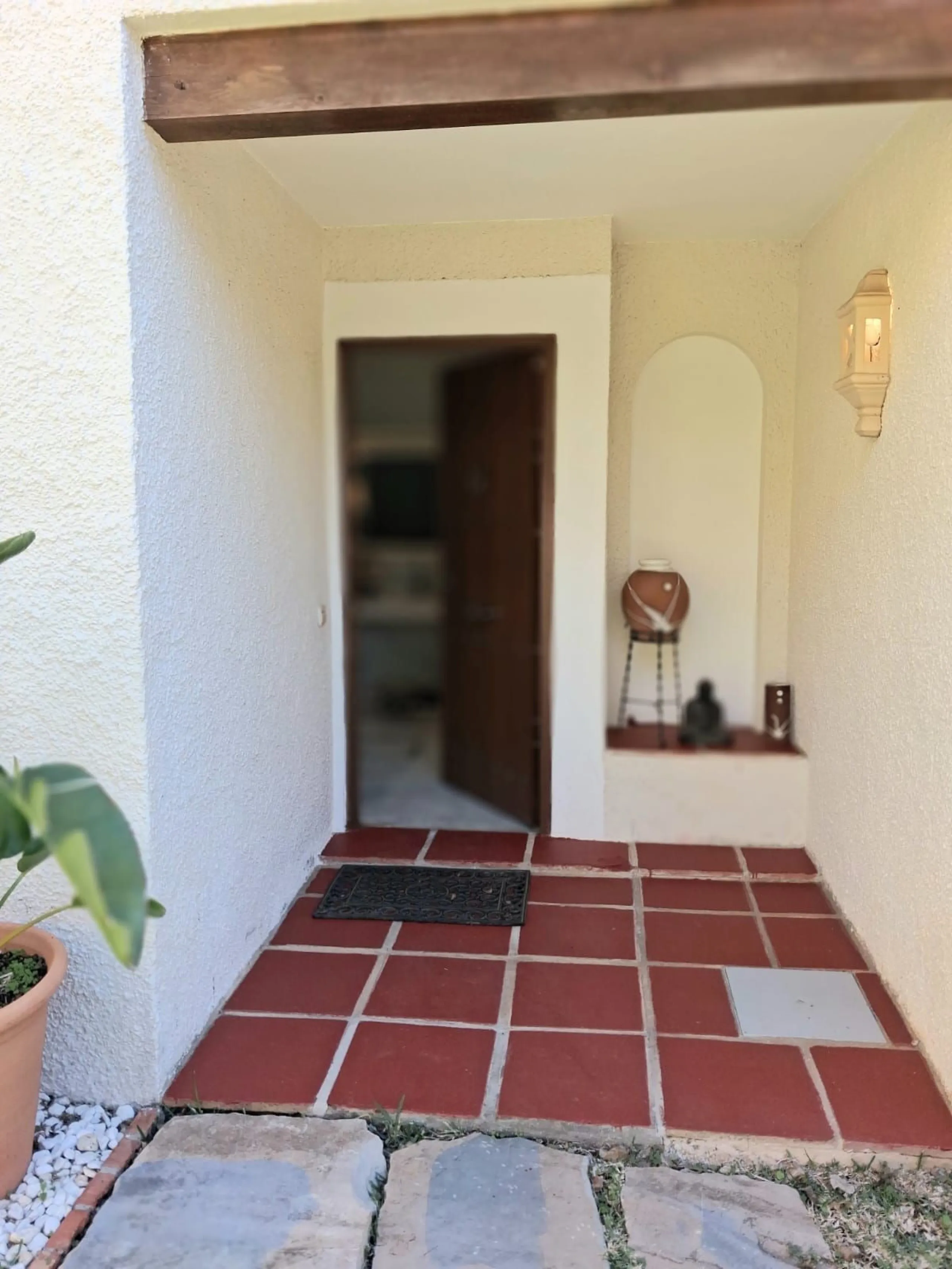 Nestled in the heart of Calahonda, Mijas, this captivating detached villa offers a harmonious blend of comfort and elegance. Boasting four Double bedrooms and two well-appointed bathrooms. This home is designed for those who appreciate luxury and style.