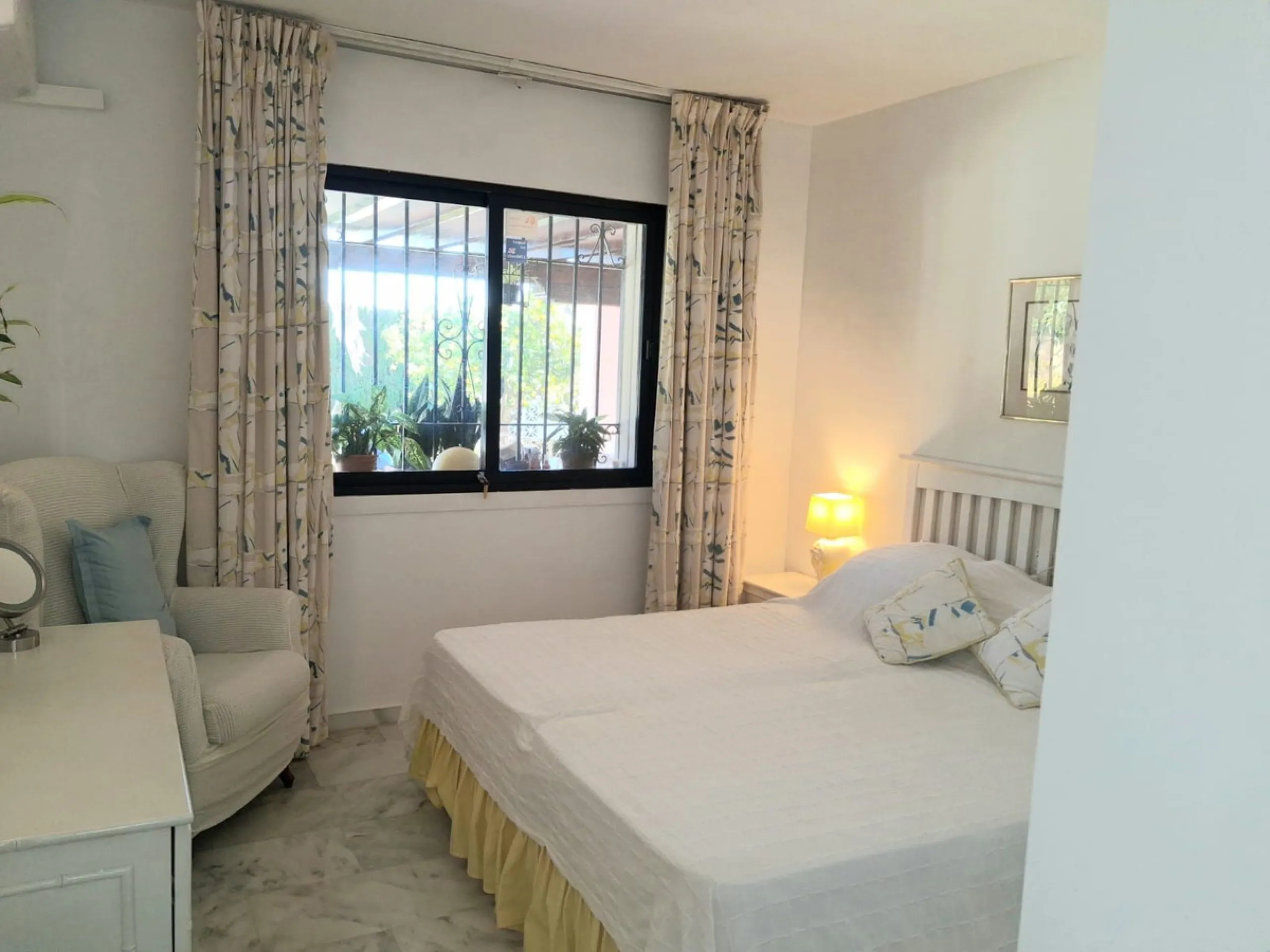 Nestled in the heart of Calahonda, Mijas, this captivating detached villa offers a harmonious blend of comfort and elegance. Boasting four Double bedrooms and two well-appointed bathrooms. This home is designed for those who appreciate luxury and style.