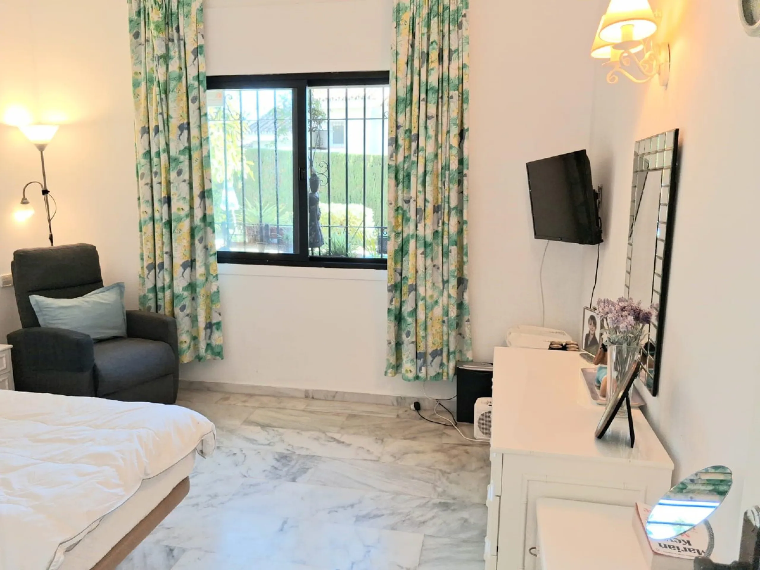 Nestled in the heart of Calahonda, Mijas, this captivating detached villa offers a harmonious blend of comfort and elegance. Boasting four Double bedrooms and two well-appointed bathrooms. This home is designed for those who appreciate luxury and style.