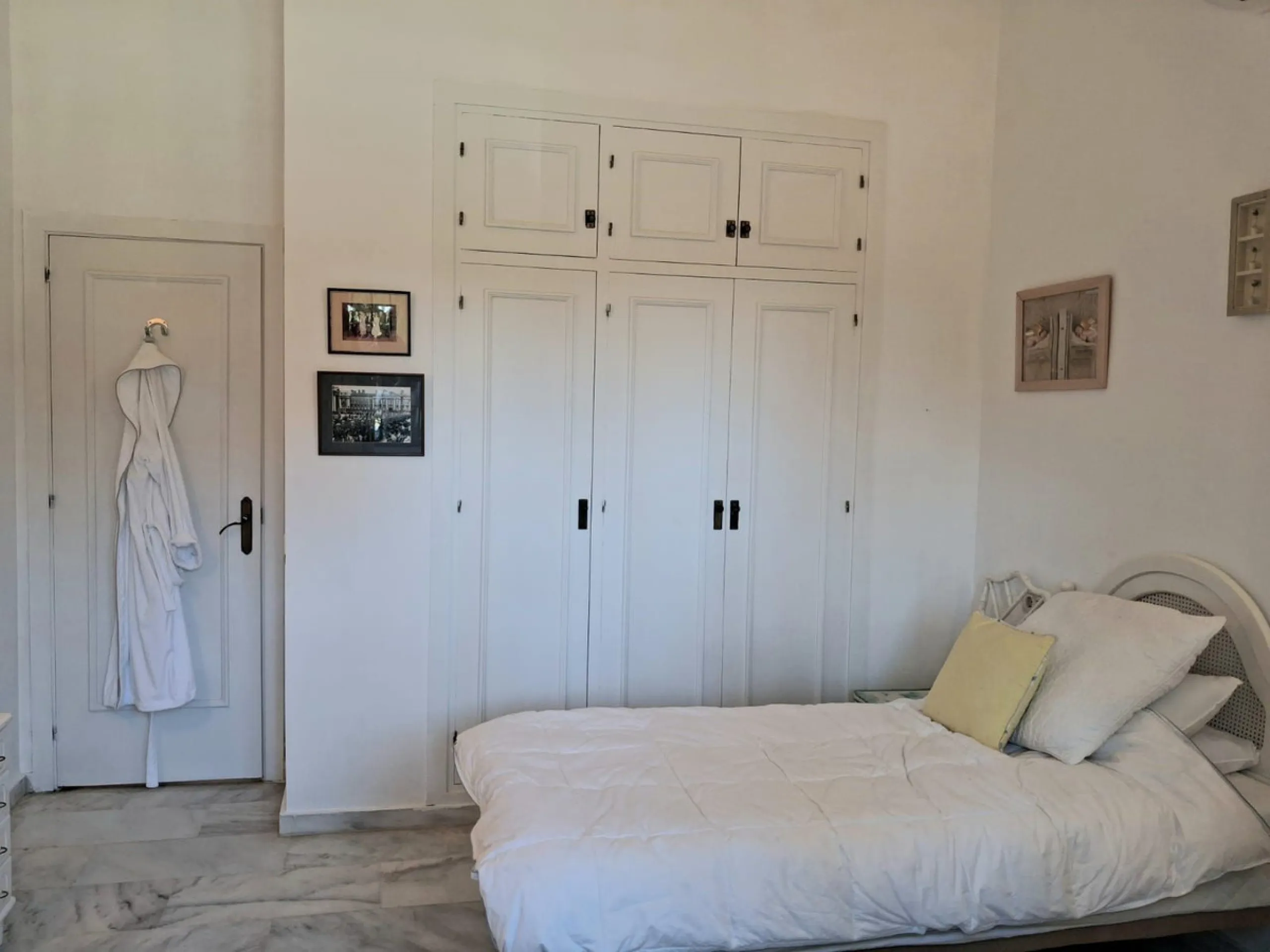 Nestled in the heart of Calahonda, Mijas, this captivating detached villa offers a harmonious blend of comfort and elegance. Boasting four Double bedrooms and two well-appointed bathrooms. This home is designed for those who appreciate luxury and style.