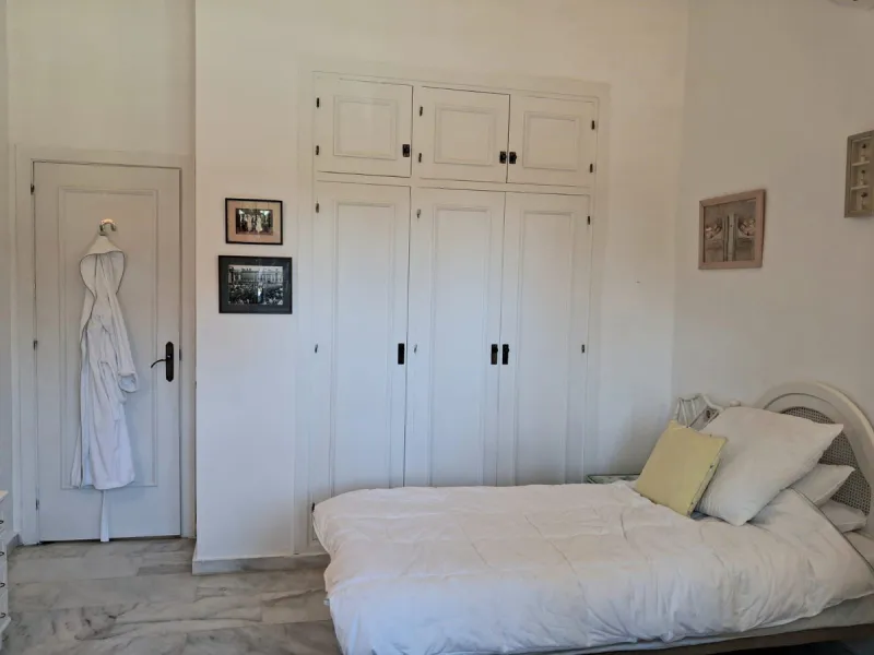 Nestled in the heart of Calahonda, Mijas, this captivating detached villa offers a harmonious blend of comfort and elegance. Boasting four Double bedrooms and two well-appointed bathrooms. This home is designed for those who appreciate luxury and style.