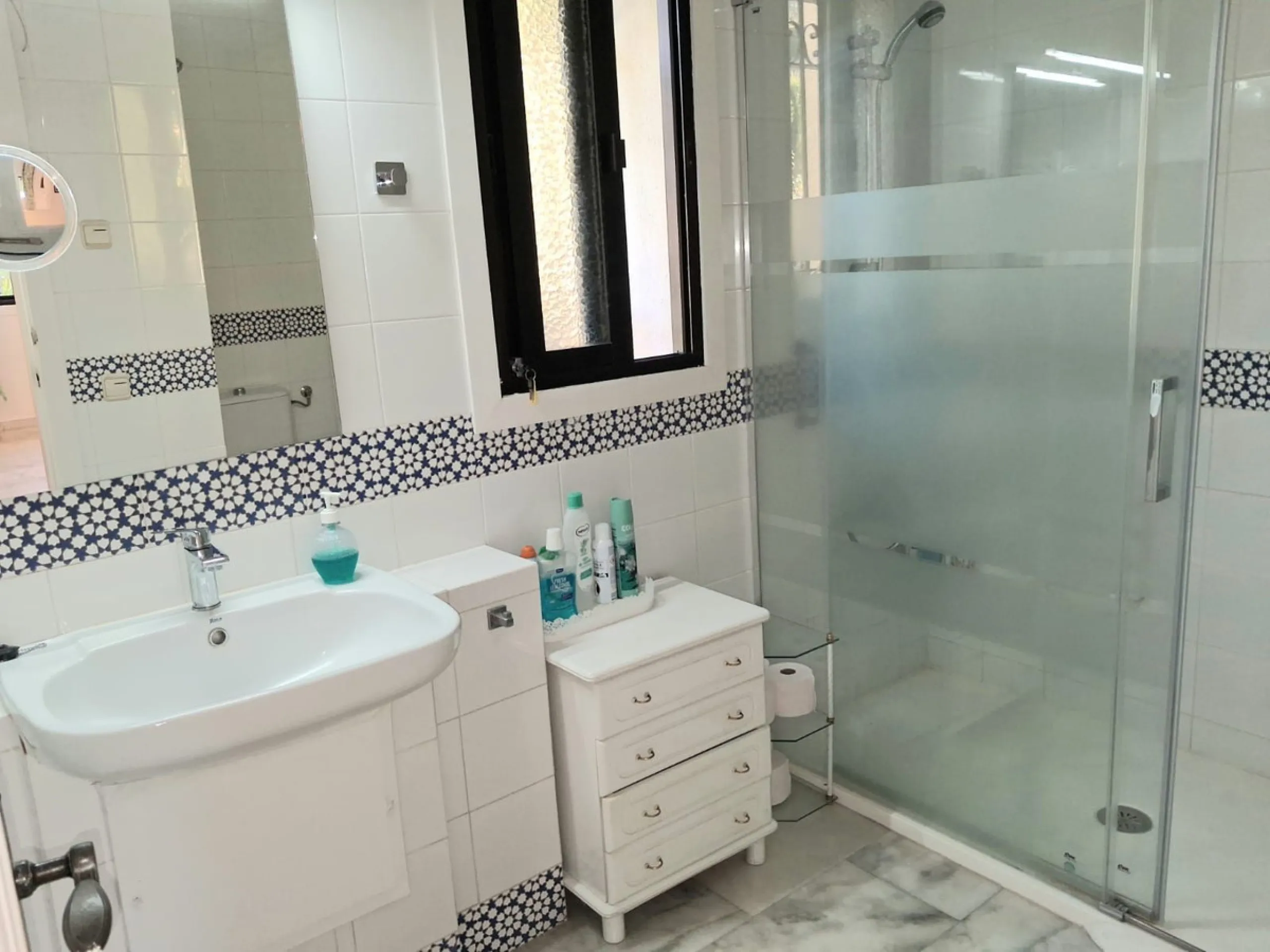 Nestled in the heart of Calahonda, Mijas, this captivating detached villa offers a harmonious blend of comfort and elegance. Boasting four Double bedrooms and two well-appointed bathrooms. This home is designed for those who appreciate luxury and style.