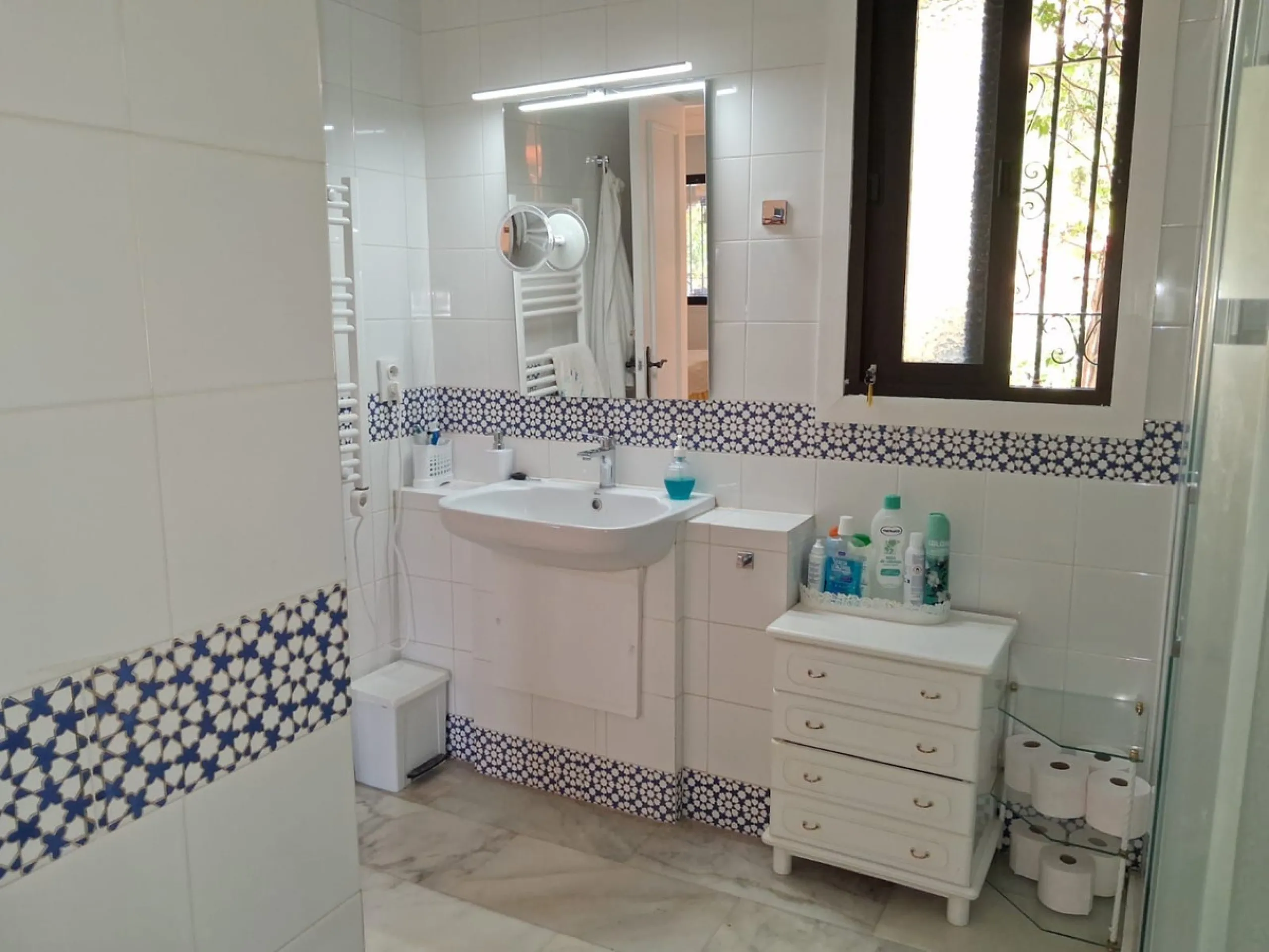 Nestled in the heart of Calahonda, Mijas, this captivating detached villa offers a harmonious blend of comfort and elegance. Boasting four Double bedrooms and two well-appointed bathrooms. This home is designed for those who appreciate luxury and style.