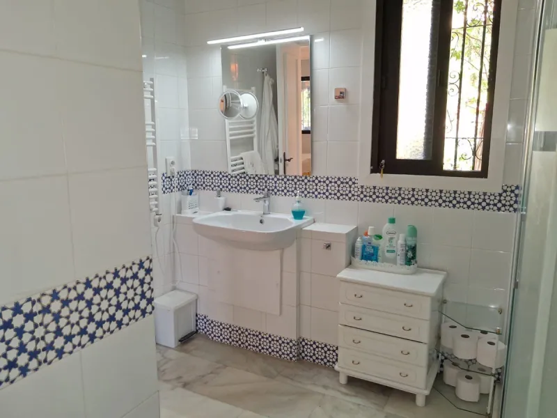 Nestled in the heart of Calahonda, Mijas, this captivating detached villa offers a harmonious blend of comfort and elegance. Boasting four Double bedrooms and two well-appointed bathrooms. This home is designed for those who appreciate luxury and style.
