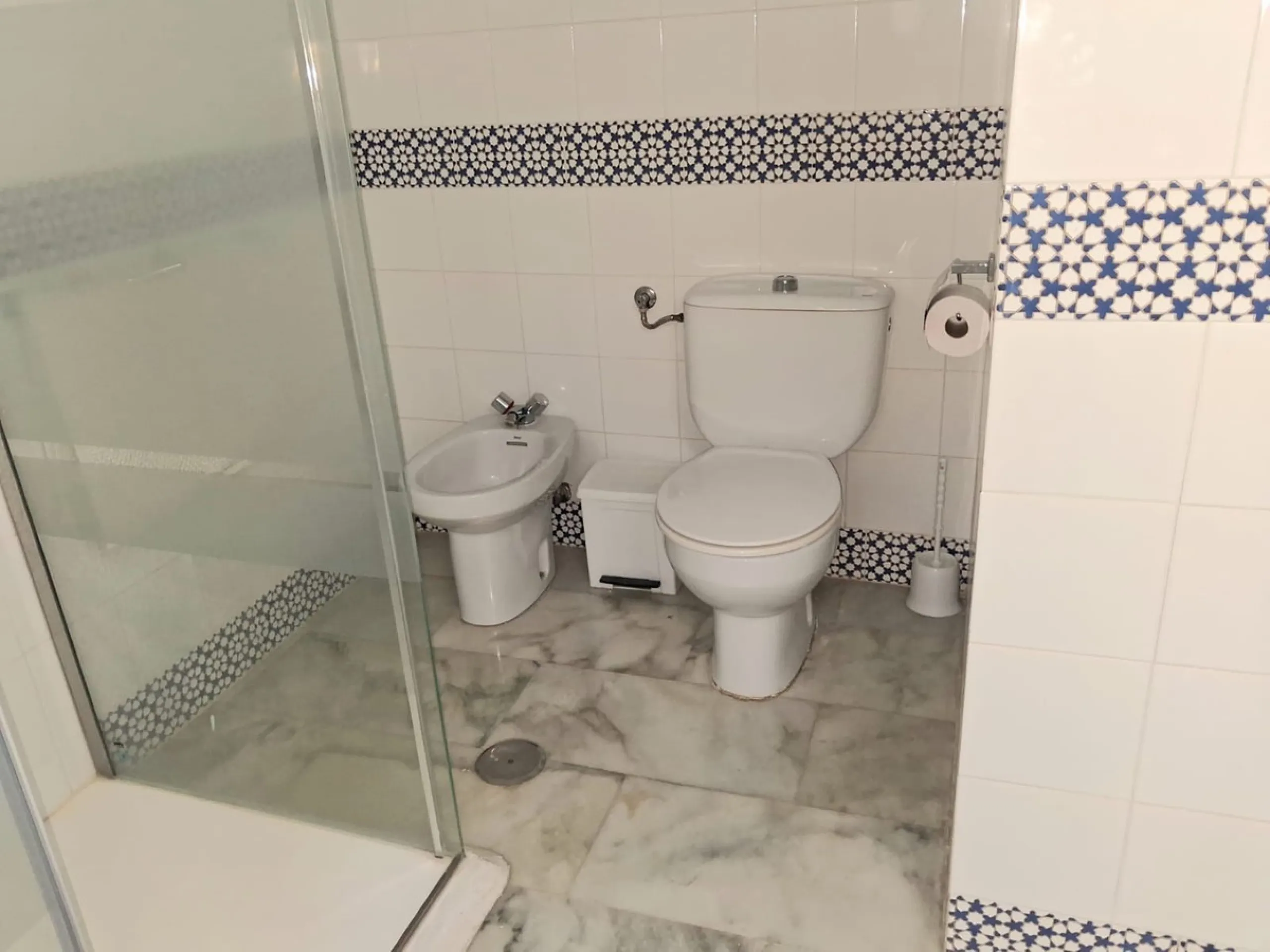 Nestled in the heart of Calahonda, Mijas, this captivating detached villa offers a harmonious blend of comfort and elegance. Boasting four Double bedrooms and two well-appointed bathrooms. This home is designed for those who appreciate luxury and style.