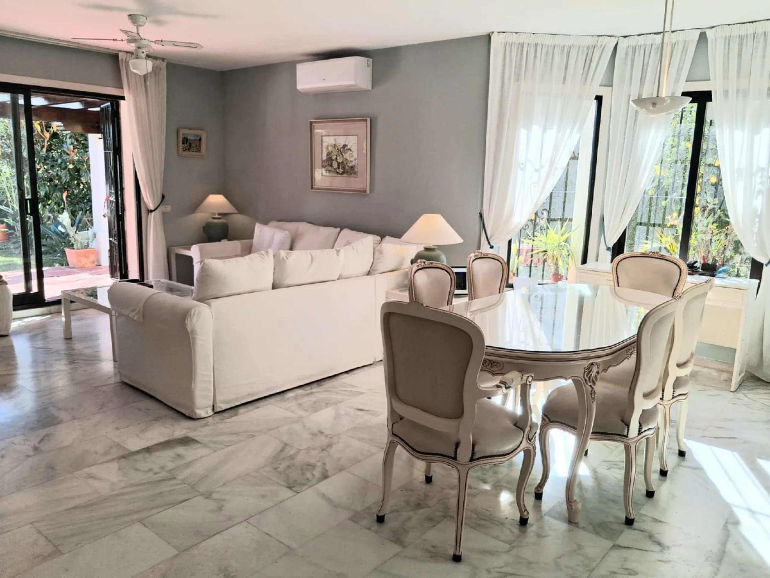 Nestled in the heart of Calahonda, Mijas, this captivating detached villa offers a harmonious blend of comfort and elegance. Boasting four Double bedrooms and two well-appointed bathrooms. This home is designed for those who appreciate luxury and style.
