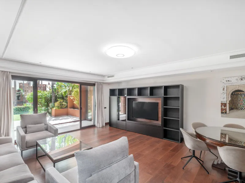 Just a short walk from Puente Romano and the beach, this fully renovated corner-unit villa is located in the exclusive gated community of Monte Marbella Club, with only 17 homes.