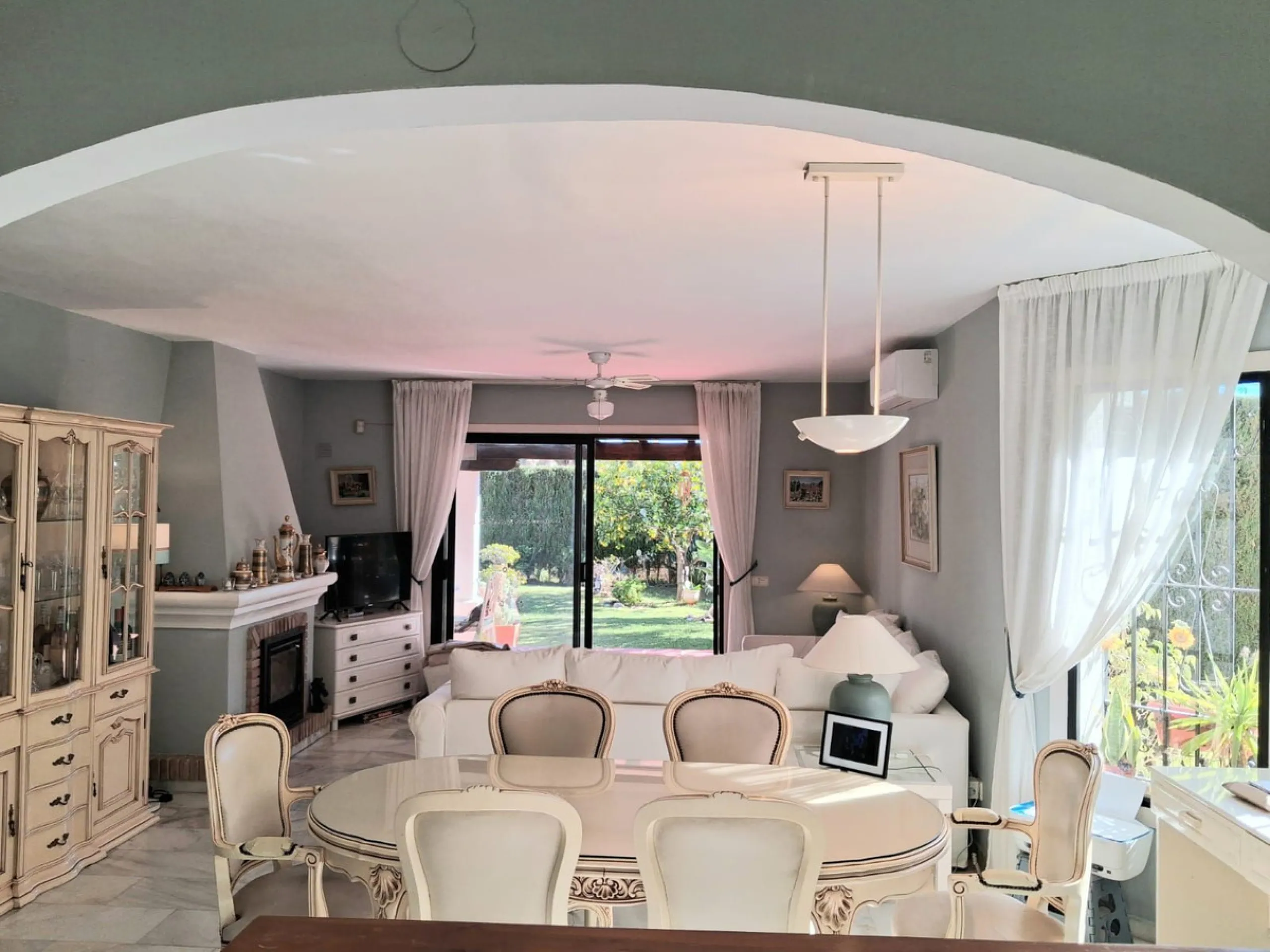 Nestled in the heart of Calahonda, Mijas, this captivating detached villa offers a harmonious blend of comfort and elegance. Boasting four Double bedrooms and two well-appointed bathrooms. This home is designed for those who appreciate luxury and style.