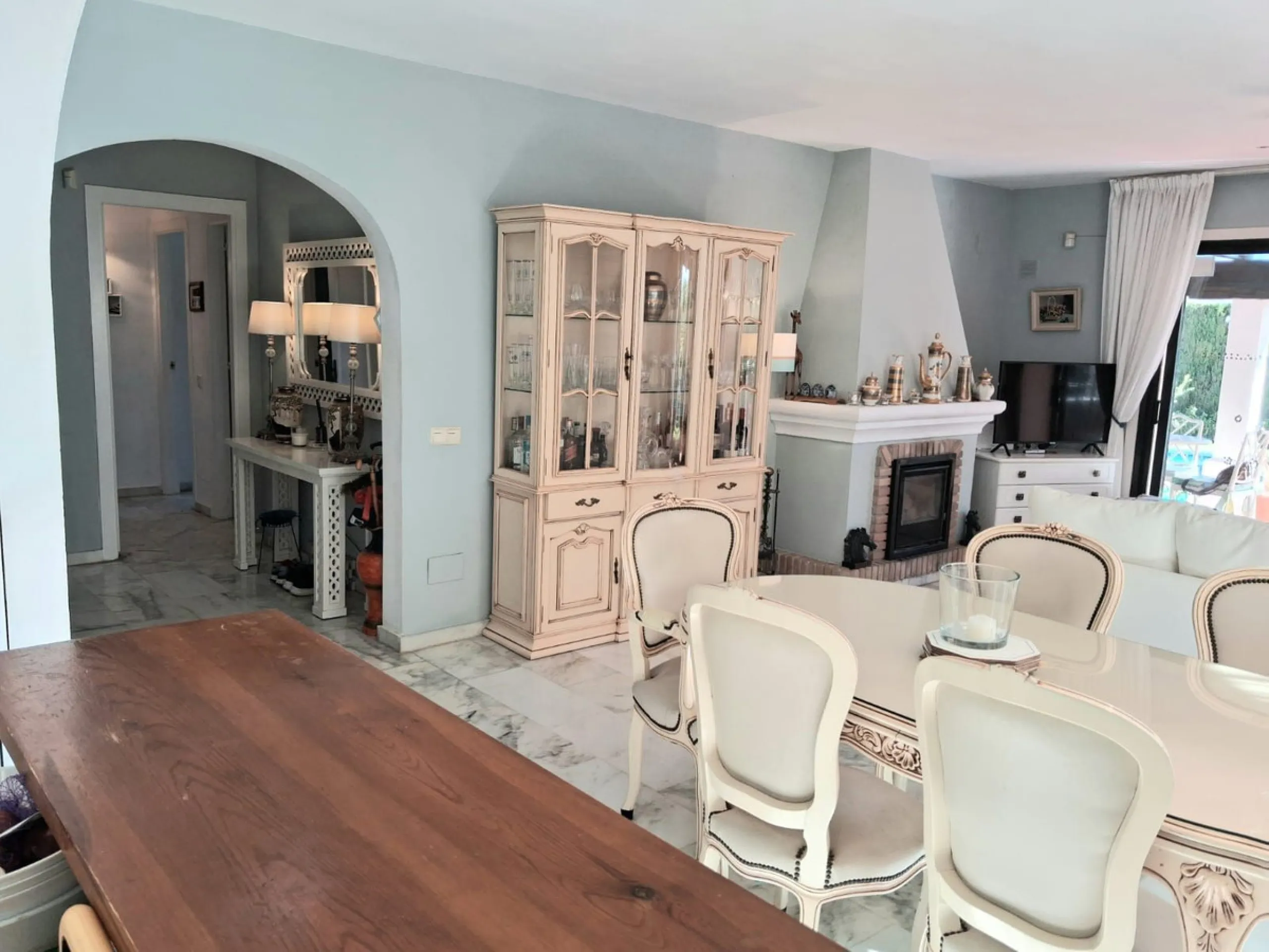Nestled in the heart of Calahonda, Mijas, this captivating detached villa offers a harmonious blend of comfort and elegance. Boasting four Double bedrooms and two well-appointed bathrooms. This home is designed for those who appreciate luxury and style.