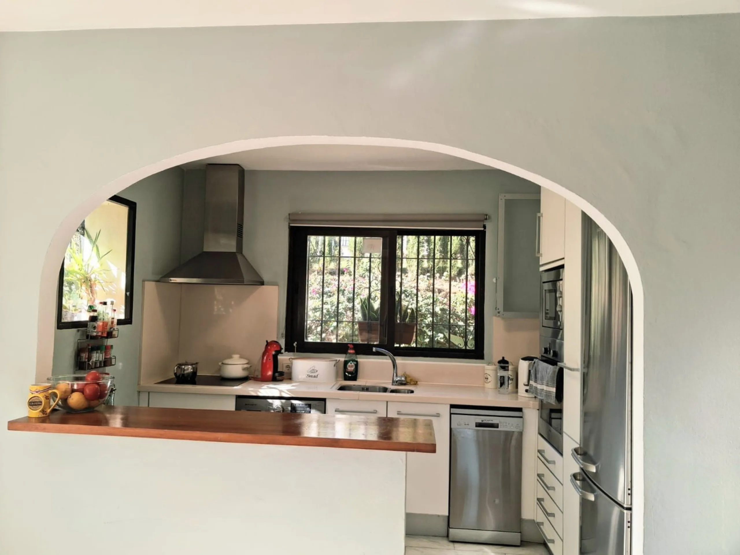 Nestled in the heart of Calahonda, Mijas, this captivating detached villa offers a harmonious blend of comfort and elegance. Boasting four Double bedrooms and two well-appointed bathrooms. This home is designed for those who appreciate luxury and style.