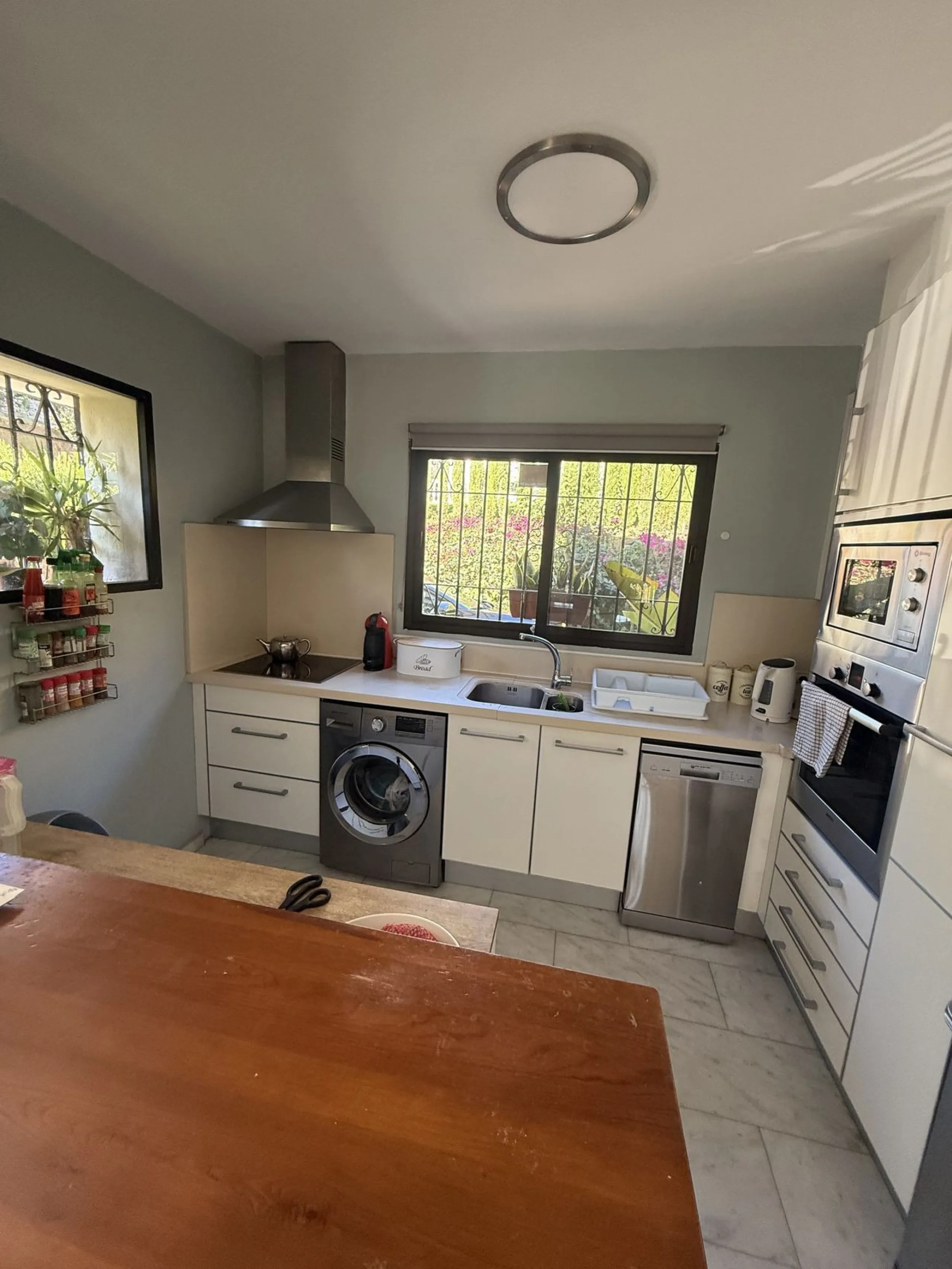 Nestled in the heart of Calahonda, Mijas, this captivating detached villa offers a harmonious blend of comfort and elegance. Boasting four Double bedrooms and two well-appointed bathrooms. This home is designed for those who appreciate luxury and style.