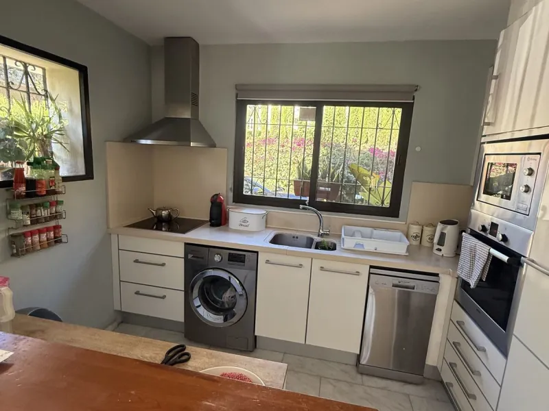 Nestled in the heart of Calahonda, Mijas, this captivating detached villa offers a harmonious blend of comfort and elegance. Boasting four Double bedrooms and two well-appointed bathrooms. This home is designed for those who appreciate luxury and style.