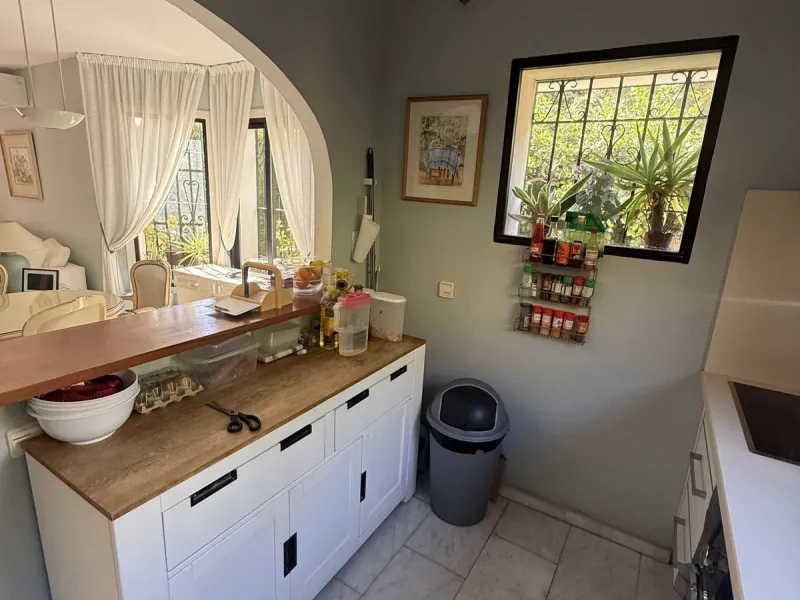 Nestled in the heart of Calahonda, Mijas, this captivating detached villa offers a harmonious blend of comfort and elegance. Boasting four Double bedrooms and two well-appointed bathrooms. This home is designed for those who appreciate luxury and style.