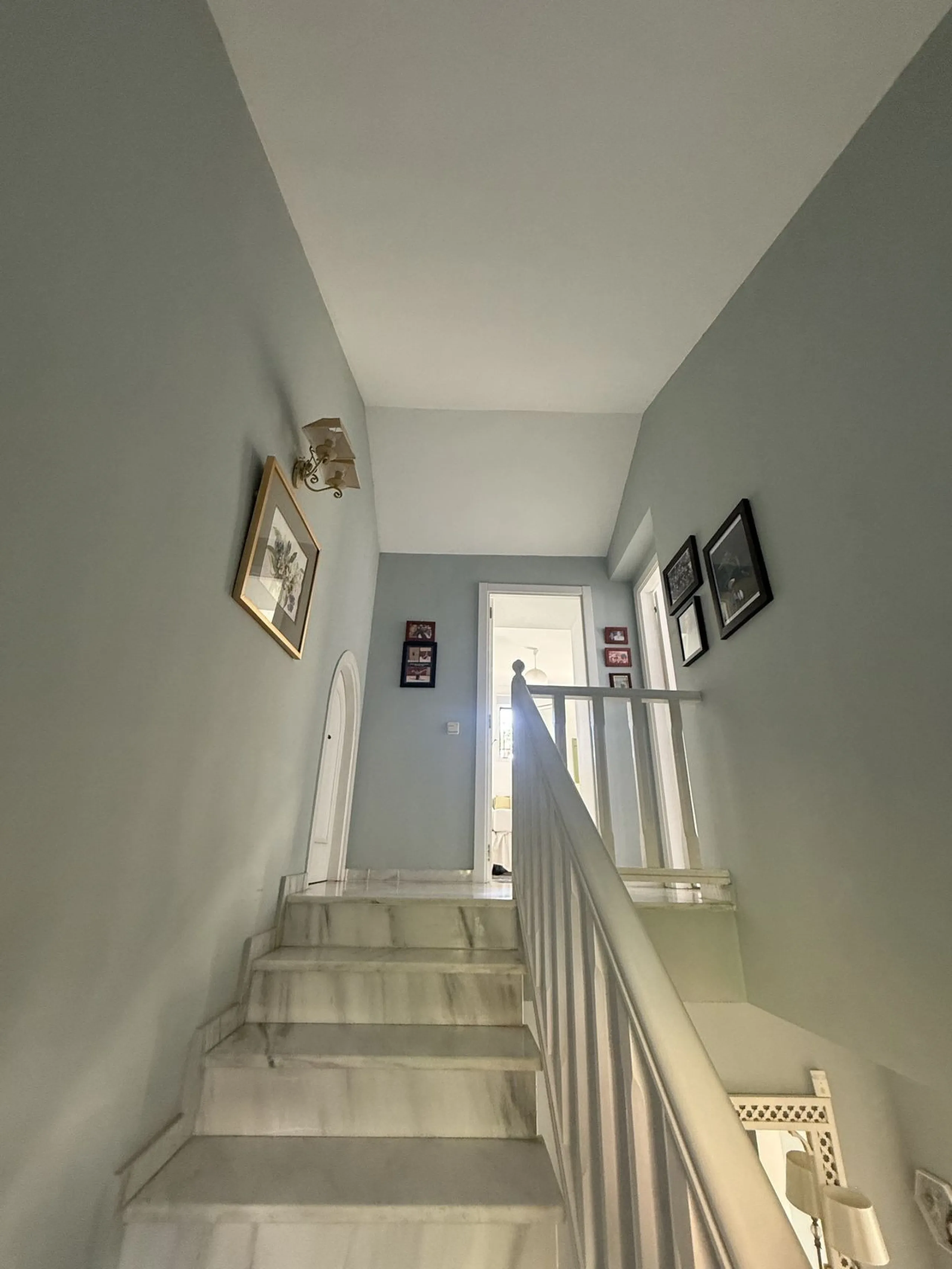 Nestled in the heart of Calahonda, Mijas, this captivating detached villa offers a harmonious blend of comfort and elegance. Boasting four Double bedrooms and two well-appointed bathrooms. This home is designed for those who appreciate luxury and style.
