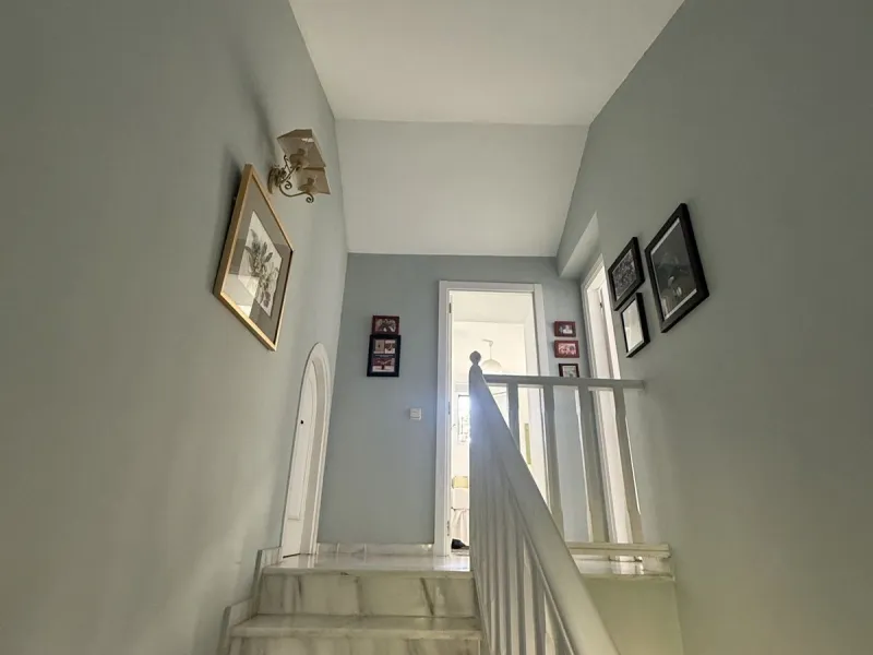 Nestled in the heart of Calahonda, Mijas, this captivating detached villa offers a harmonious blend of comfort and elegance. Boasting four Double bedrooms and two well-appointed bathrooms. This home is designed for those who appreciate luxury and style.