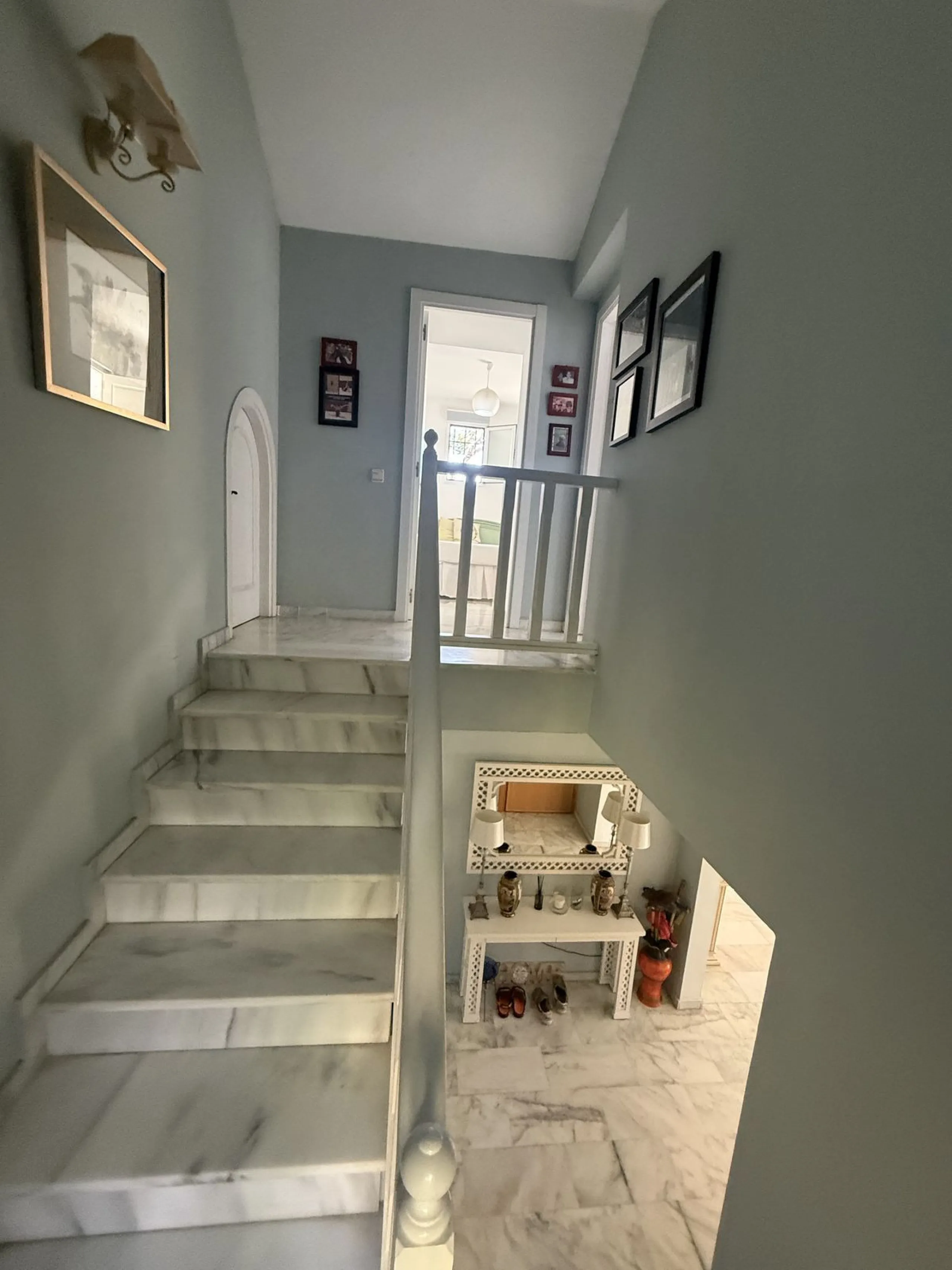 Nestled in the heart of Calahonda, Mijas, this captivating detached villa offers a harmonious blend of comfort and elegance. Boasting four Double bedrooms and two well-appointed bathrooms. This home is designed for those who appreciate luxury and style.