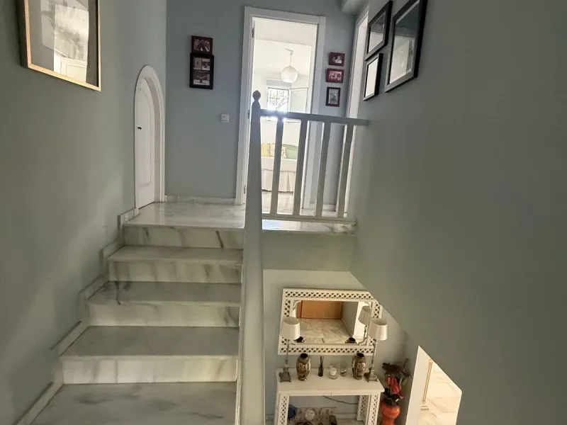 Nestled in the heart of Calahonda, Mijas, this captivating detached villa offers a harmonious blend of comfort and elegance. Boasting four Double bedrooms and two well-appointed bathrooms. This home is designed for those who appreciate luxury and style.