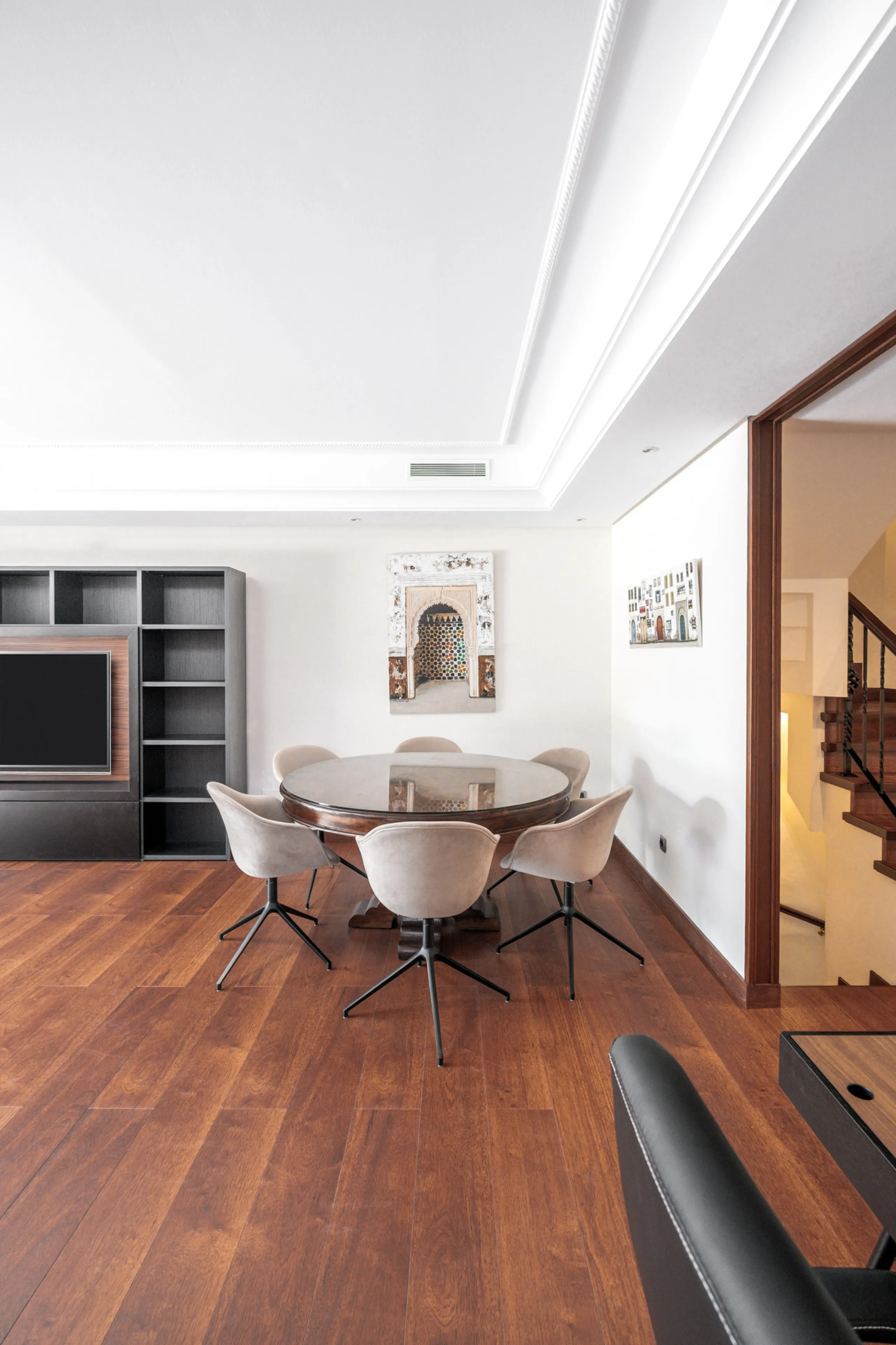 Just a short walk from Puente Romano and the beach, this fully renovated corner-unit villa is located in the exclusive gated community of Monte Marbella Club, with only 17 homes.