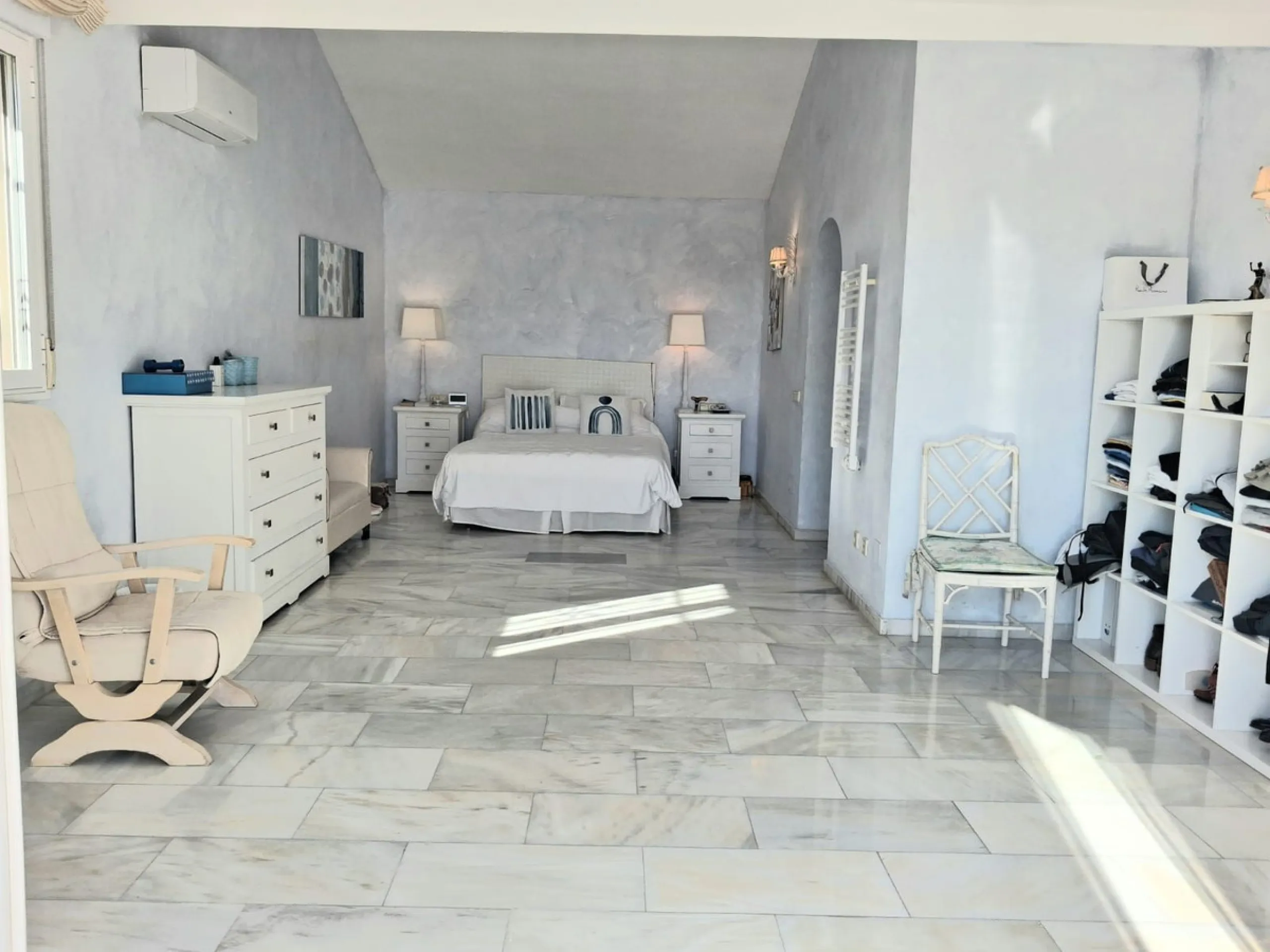 Nestled in the heart of Calahonda, Mijas, this captivating detached villa offers a harmonious blend of comfort and elegance. Boasting four Double bedrooms and two well-appointed bathrooms. This home is designed for those who appreciate luxury and style.