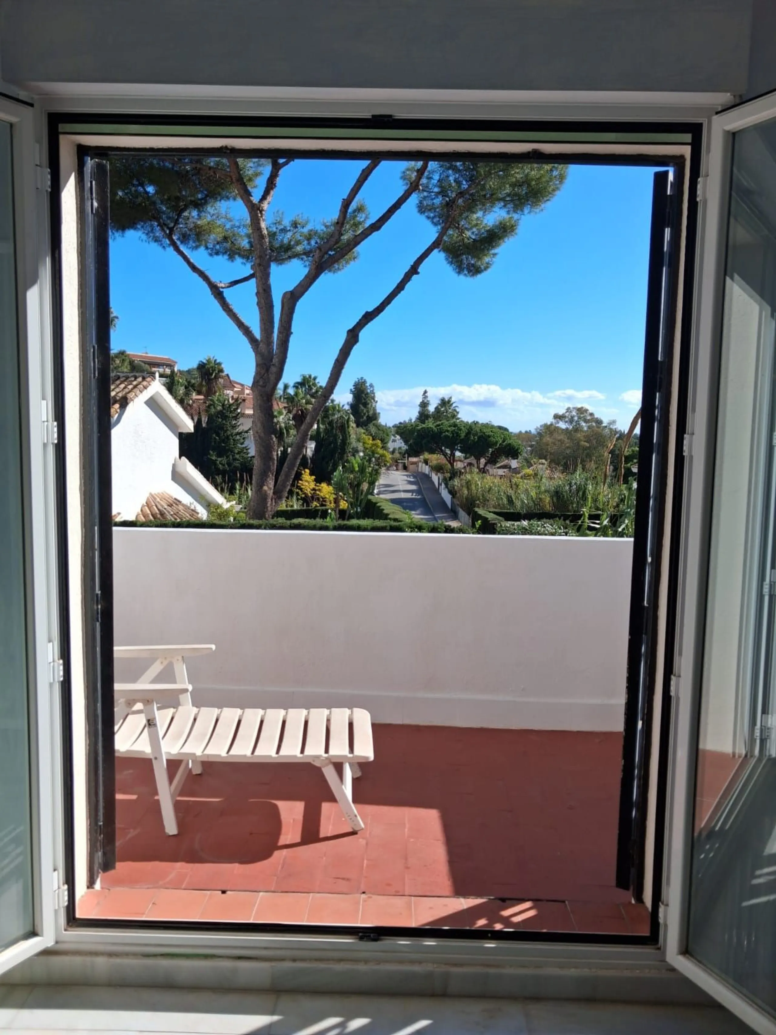 Nestled in the heart of Calahonda, Mijas, this captivating detached villa offers a harmonious blend of comfort and elegance. Boasting four Double bedrooms and two well-appointed bathrooms. This home is designed for those who appreciate luxury and style.