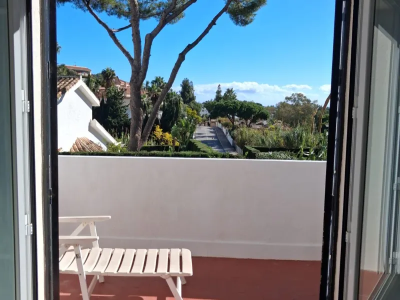 Nestled in the heart of Calahonda, Mijas, this captivating detached villa offers a harmonious blend of comfort and elegance. Boasting four Double bedrooms and two well-appointed bathrooms. This home is designed for those who appreciate luxury and style.