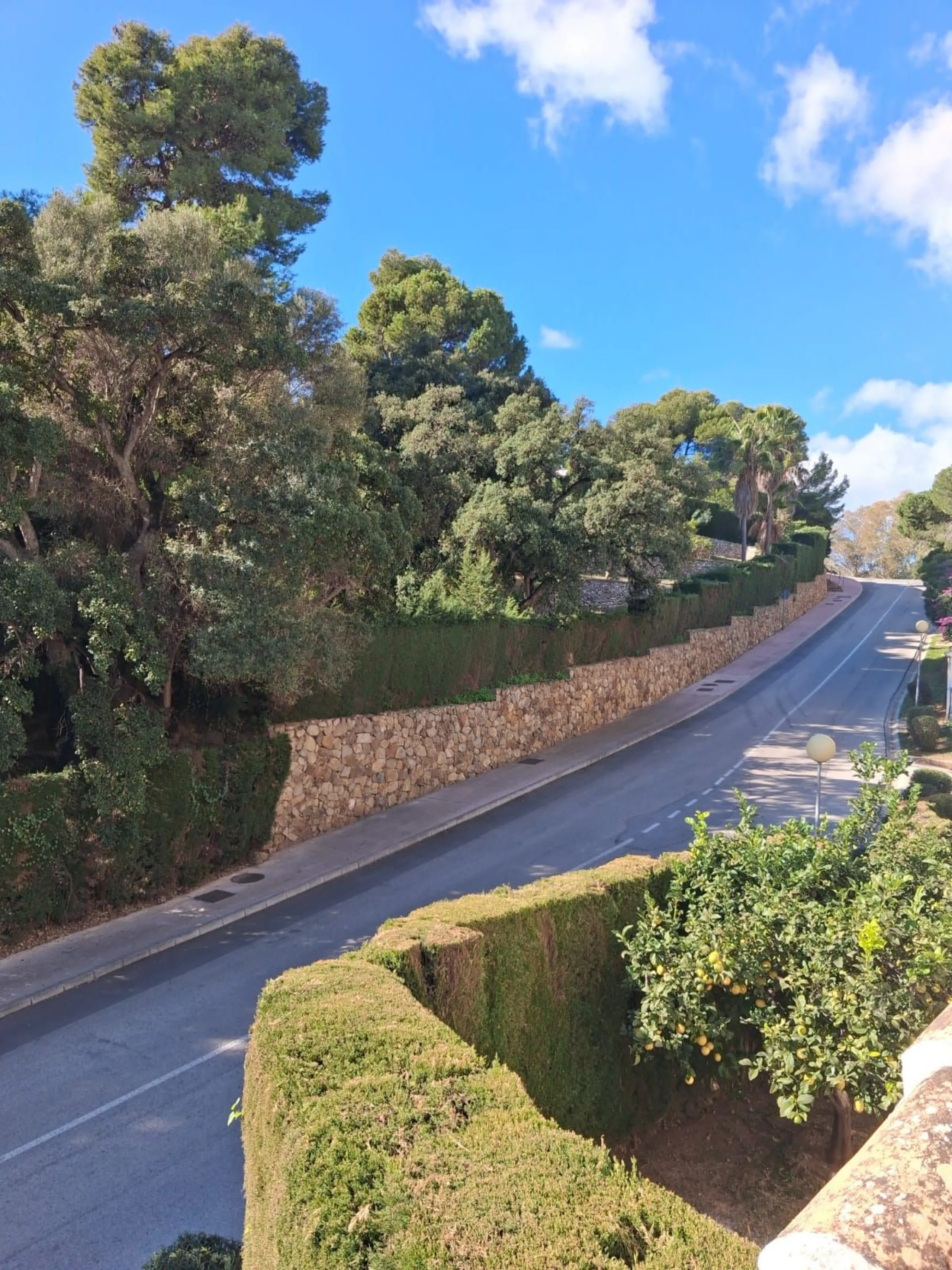 Nestled in the heart of Calahonda, Mijas, this captivating detached villa offers a harmonious blend of comfort and elegance. Boasting four Double bedrooms and two well-appointed bathrooms. This home is designed for those who appreciate luxury and style.