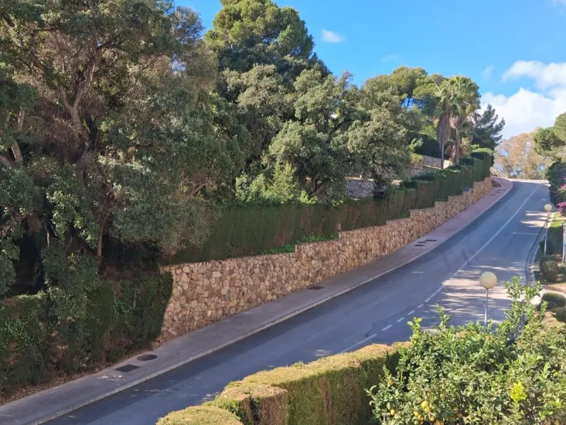 Nestled in the heart of Calahonda, Mijas, this captivating detached villa offers a harmonious blend of comfort and elegance. Boasting four Double bedrooms and two well-appointed bathrooms. This home is designed for those who appreciate luxury and style.