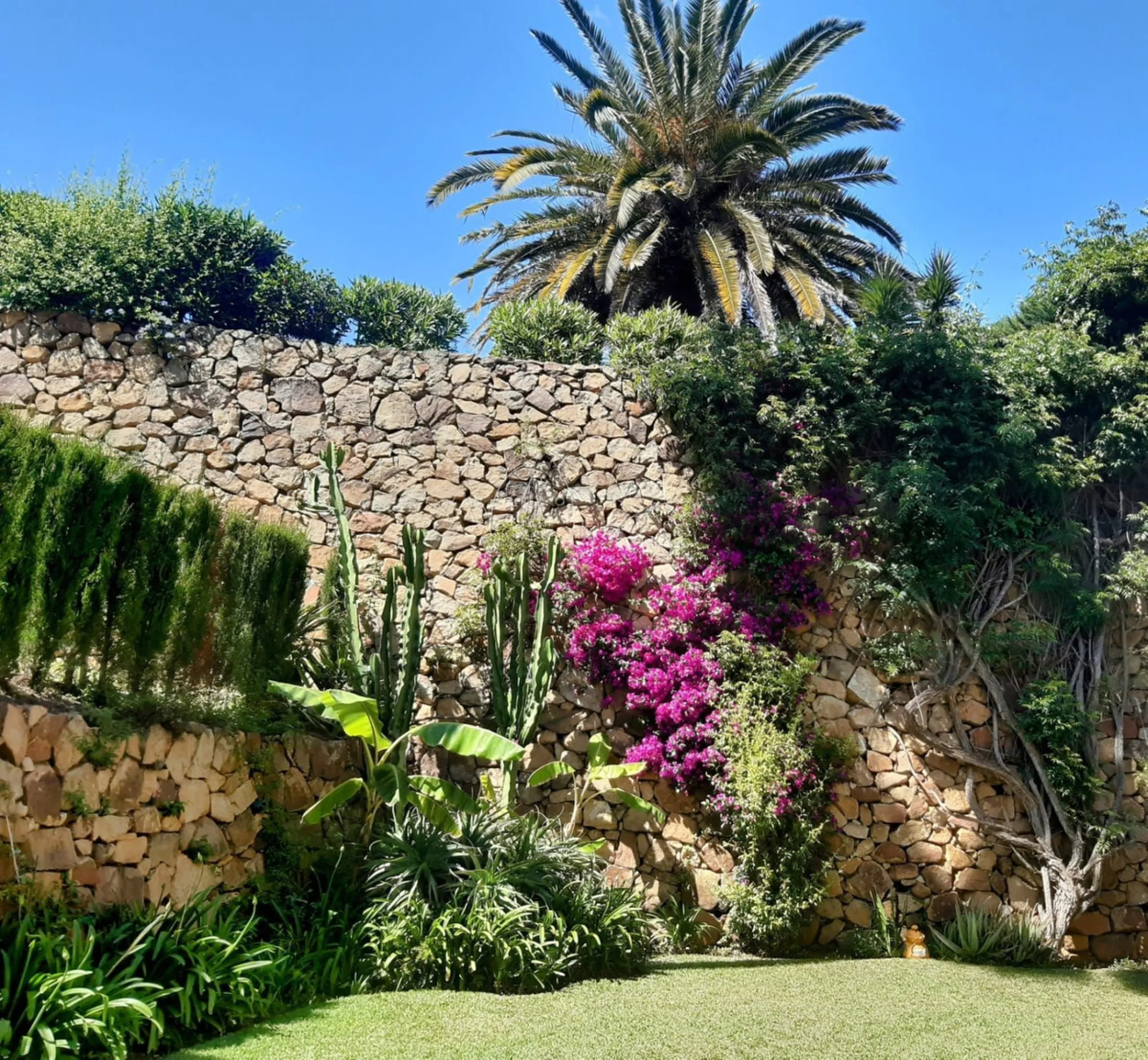 Nestled in the heart of Calahonda, Mijas, this captivating detached villa offers a harmonious blend of comfort and elegance. Boasting four Double bedrooms and two well-appointed bathrooms. This home is designed for those who appreciate luxury and style.