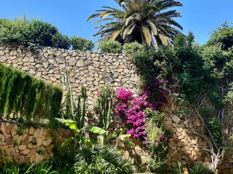 Nestled in the heart of Calahonda, Mijas, this captivating detached villa offers a harmonious blend of comfort and elegance. Boasting four Double bedrooms and two well-appointed bathrooms. This home is designed for those who appreciate luxury and style.