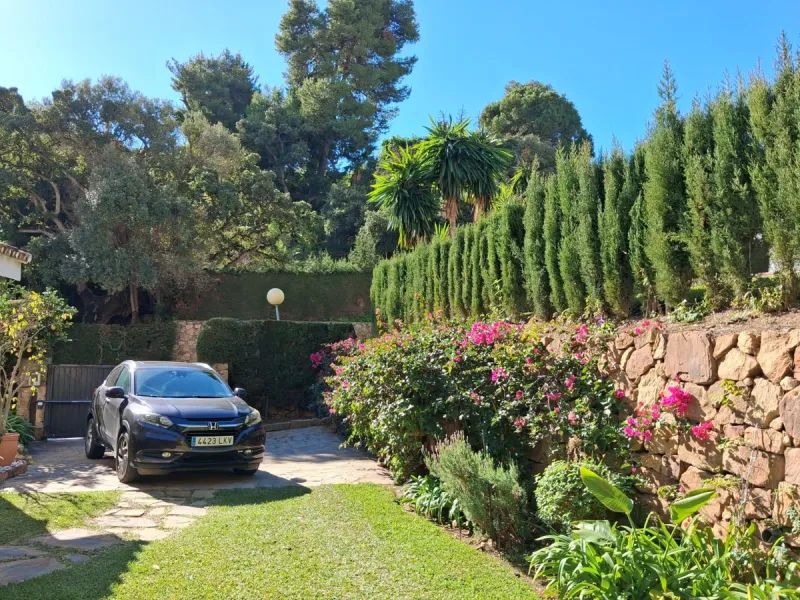 Nestled in the heart of Calahonda, Mijas, this captivating detached villa offers a harmonious blend of comfort and elegance. Boasting four Double bedrooms and two well-appointed bathrooms. This home is designed for those who appreciate luxury and style.