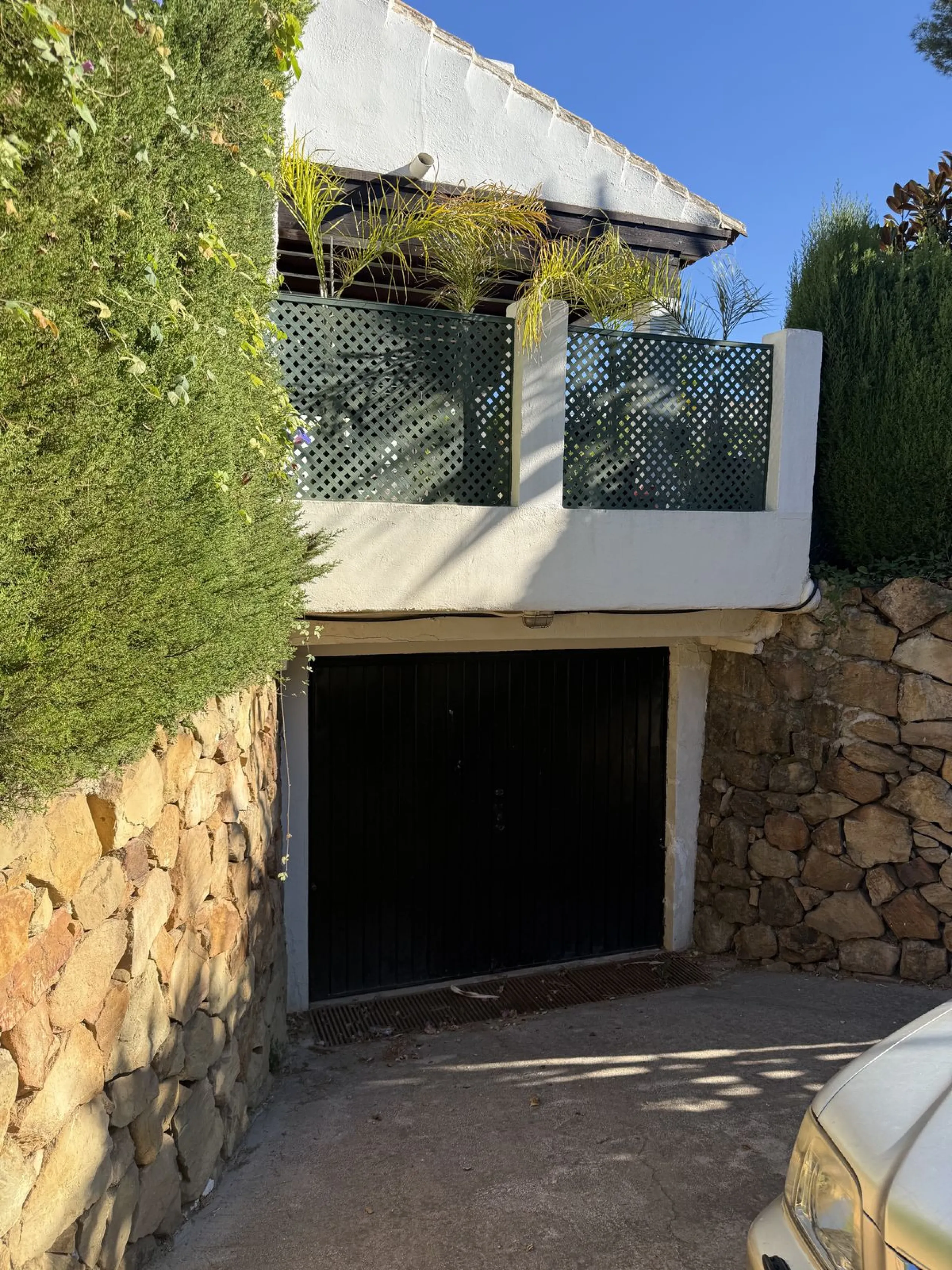 Nestled in the heart of Calahonda, Mijas, this captivating detached villa offers a harmonious blend of comfort and elegance. Boasting four Double bedrooms and two well-appointed bathrooms. This home is designed for those who appreciate luxury and style.