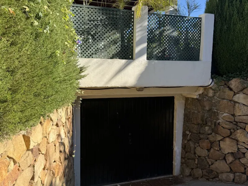 Nestled in the heart of Calahonda, Mijas, this captivating detached villa offers a harmonious blend of comfort and elegance. Boasting four Double bedrooms and two well-appointed bathrooms. This home is designed for those who appreciate luxury and style.