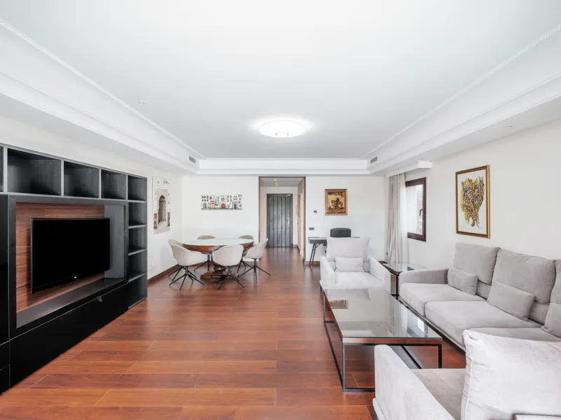 Just a short walk from Puente Romano and the beach, this fully renovated corner-unit villa is located in the exclusive gated community of Monte Marbella Club, with only 17 homes.