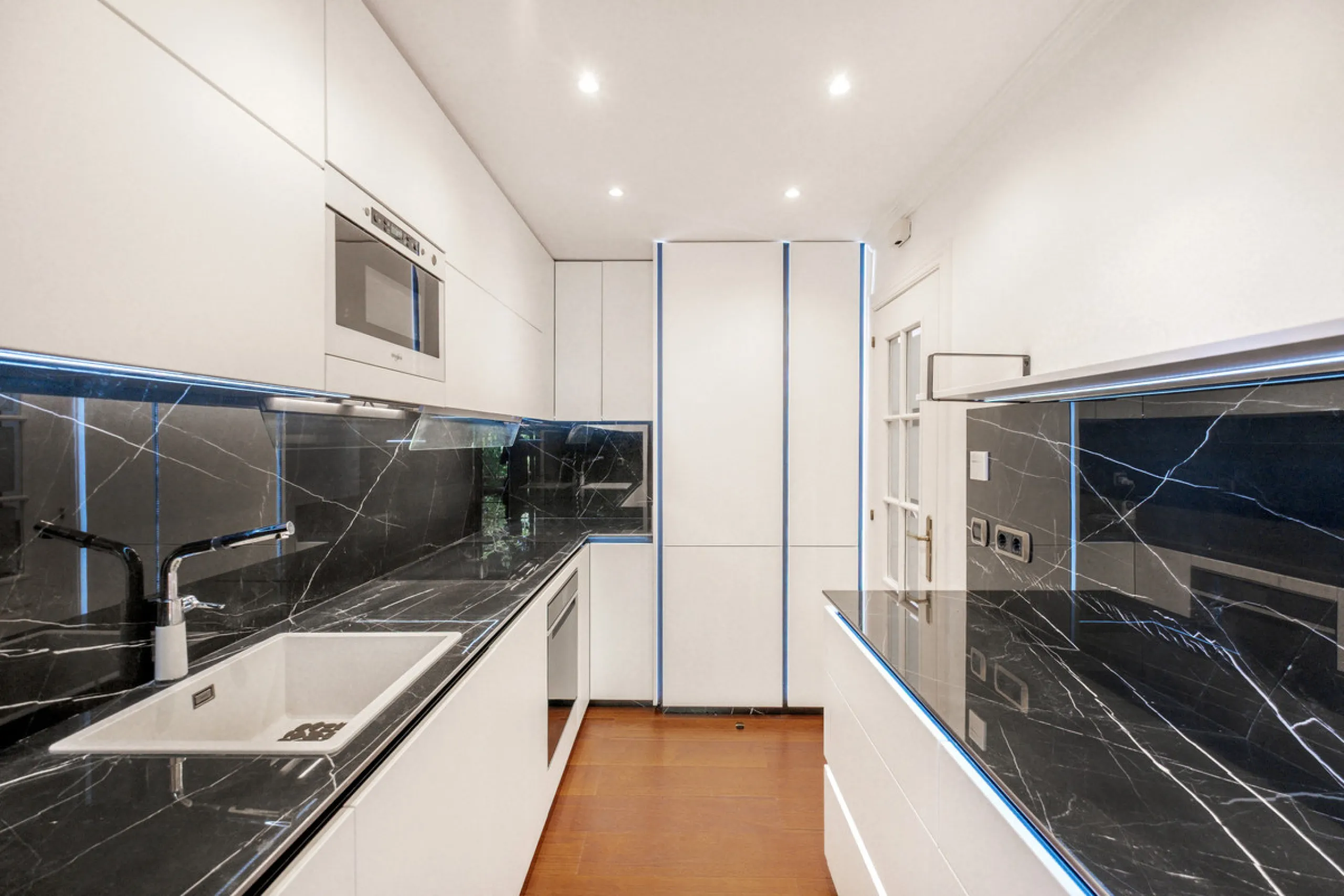 Just a short walk from Puente Romano and the beach, this fully renovated corner-unit villa is located in the exclusive gated community of Monte Marbella Club, with only 17 homes.