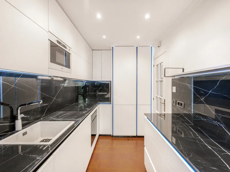 Just a short walk from Puente Romano and the beach, this fully renovated corner-unit villa is located in the exclusive gated community of Monte Marbella Club, with only 17 homes.