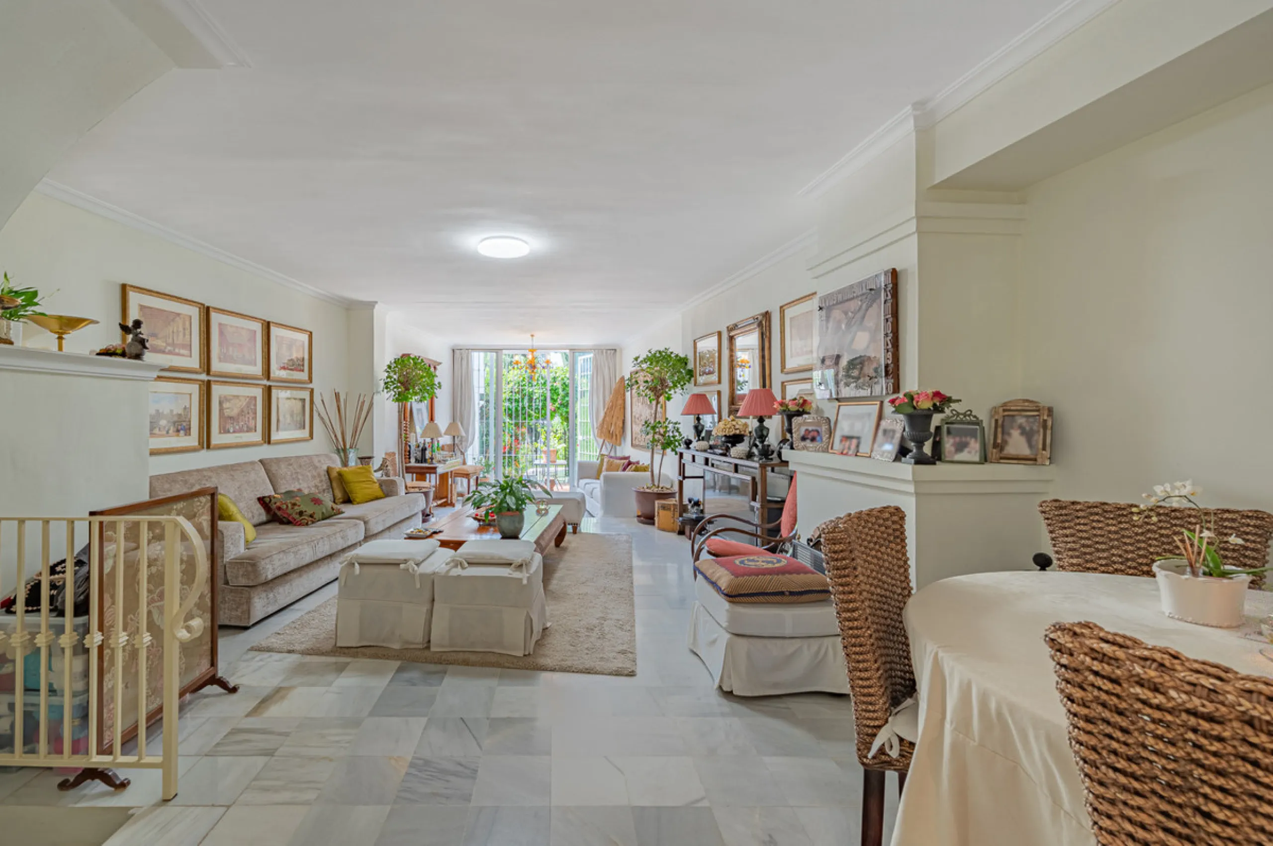 Montepiedra is one of the most sought-after gated communities in Nagueles on the Golden Mile. With Mediterranean village architecture featuring white terraced houses, balconies, terraces and typical tiled roofs.