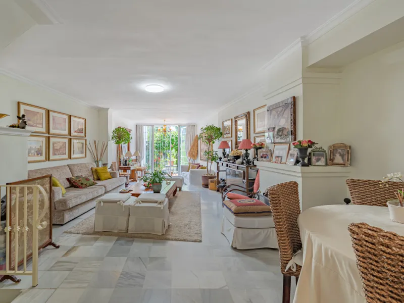 Montepiedra is one of the most sought-after gated communities in Nagueles on the Golden Mile. With Mediterranean village architecture featuring white terraced houses, balconies, terraces and typical tiled roofs.