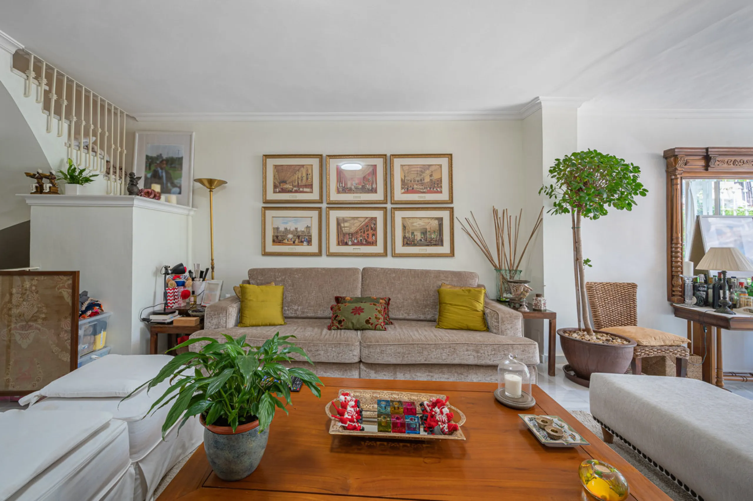Montepiedra is one of the most sought-after gated communities in Nagueles on the Golden Mile. With Mediterranean village architecture featuring white terraced houses, balconies, terraces and typical tiled roofs.