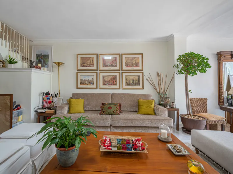 Montepiedra is one of the most sought-after gated communities in Nagueles on the Golden Mile. With Mediterranean village architecture featuring white terraced houses, balconies, terraces and typical tiled roofs.