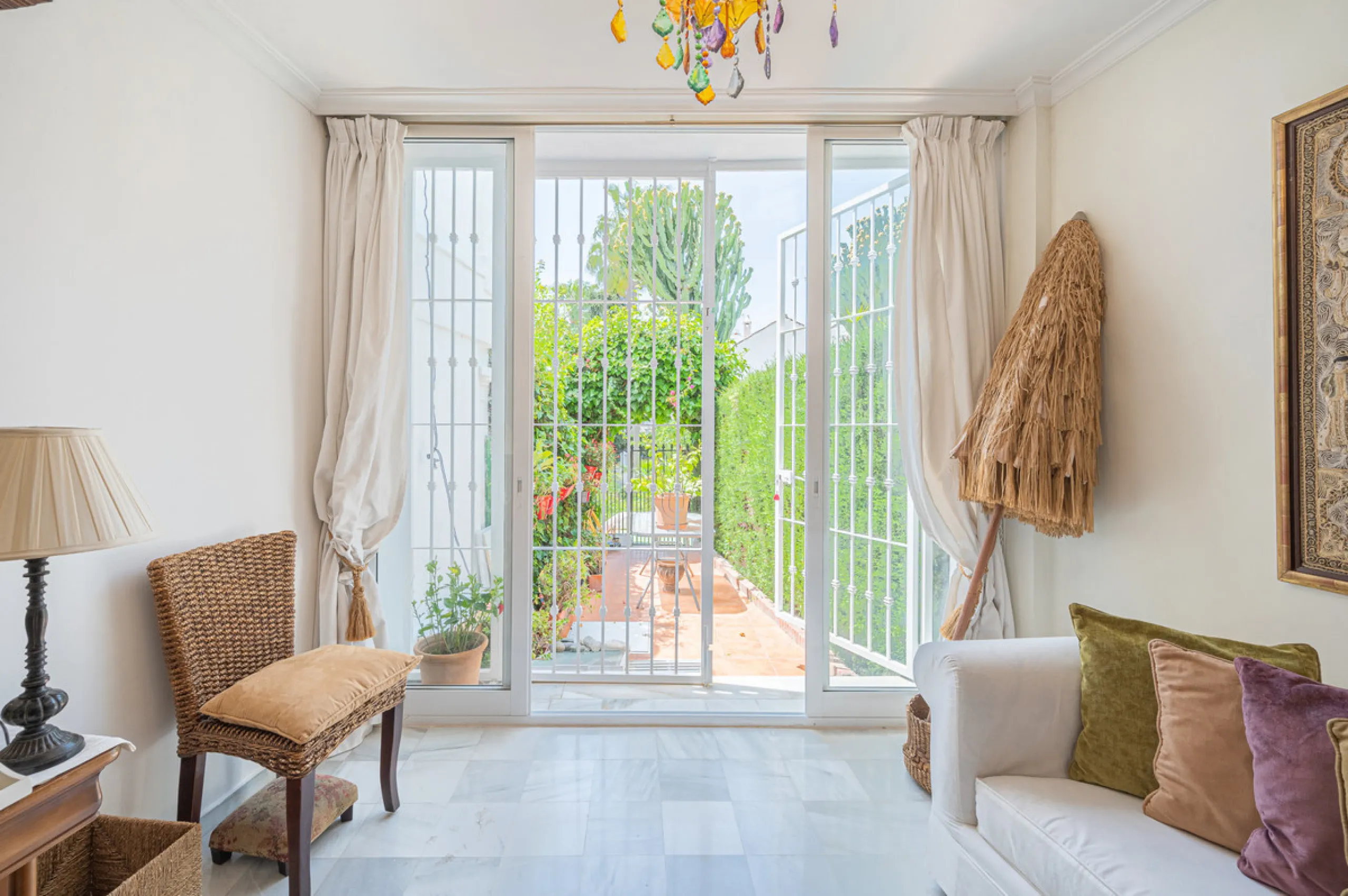 Montepiedra is one of the most sought-after gated communities in Nagueles on the Golden Mile. With Mediterranean village architecture featuring white terraced houses, balconies, terraces and typical tiled roofs.