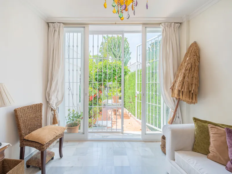 Montepiedra is one of the most sought-after gated communities in Nagueles on the Golden Mile. With Mediterranean village architecture featuring white terraced houses, balconies, terraces and typical tiled roofs.