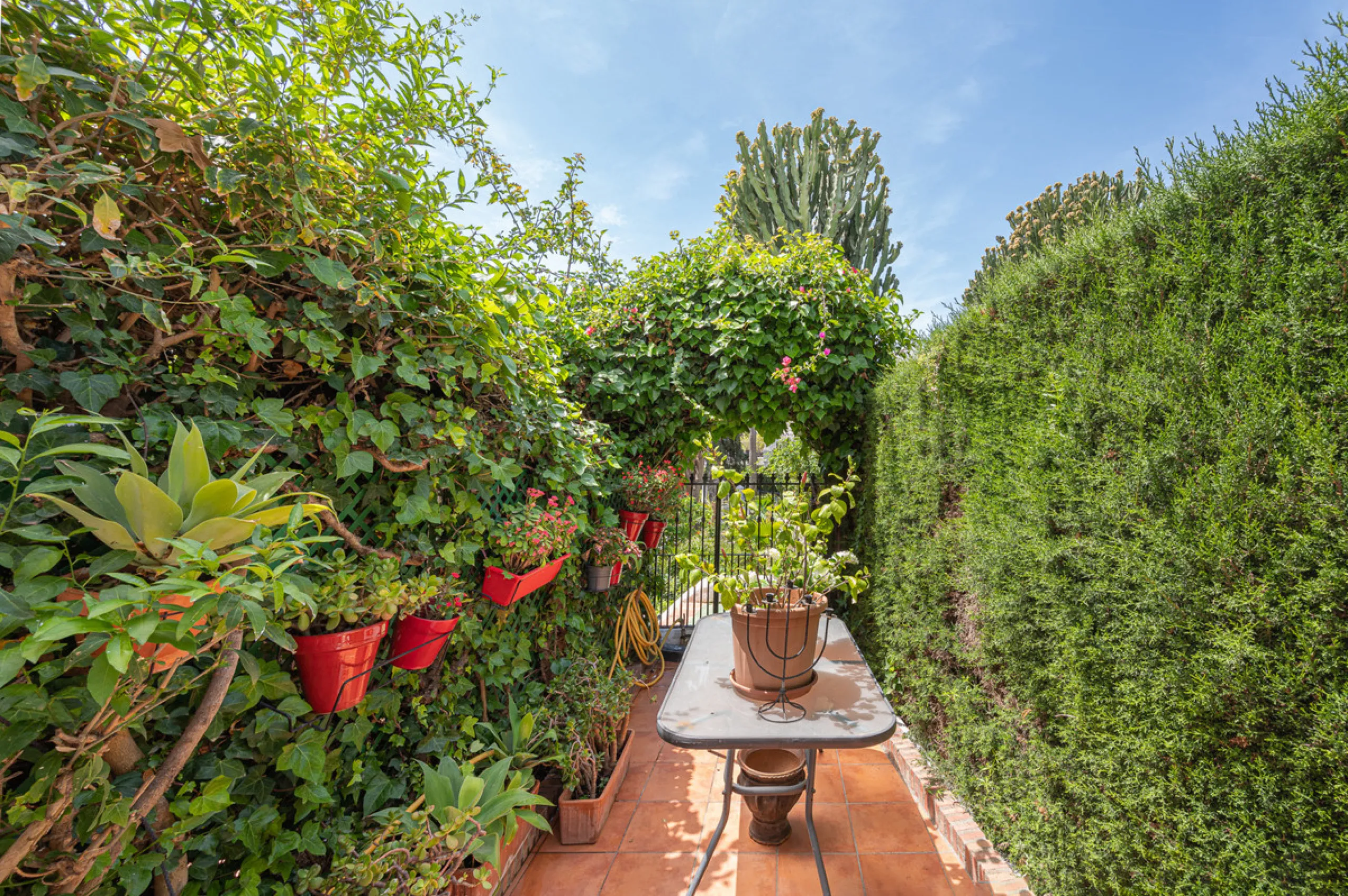 Montepiedra is one of the most sought-after gated communities in Nagueles on the Golden Mile. With Mediterranean village architecture featuring white terraced houses, balconies, terraces and typical tiled roofs.