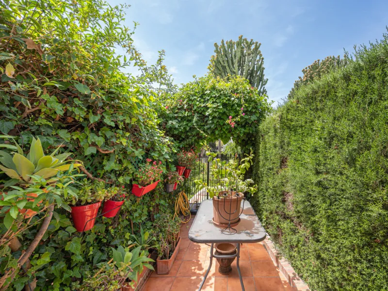 Montepiedra is one of the most sought-after gated communities in Nagueles on the Golden Mile. With Mediterranean village architecture featuring white terraced houses, balconies, terraces and typical tiled roofs.