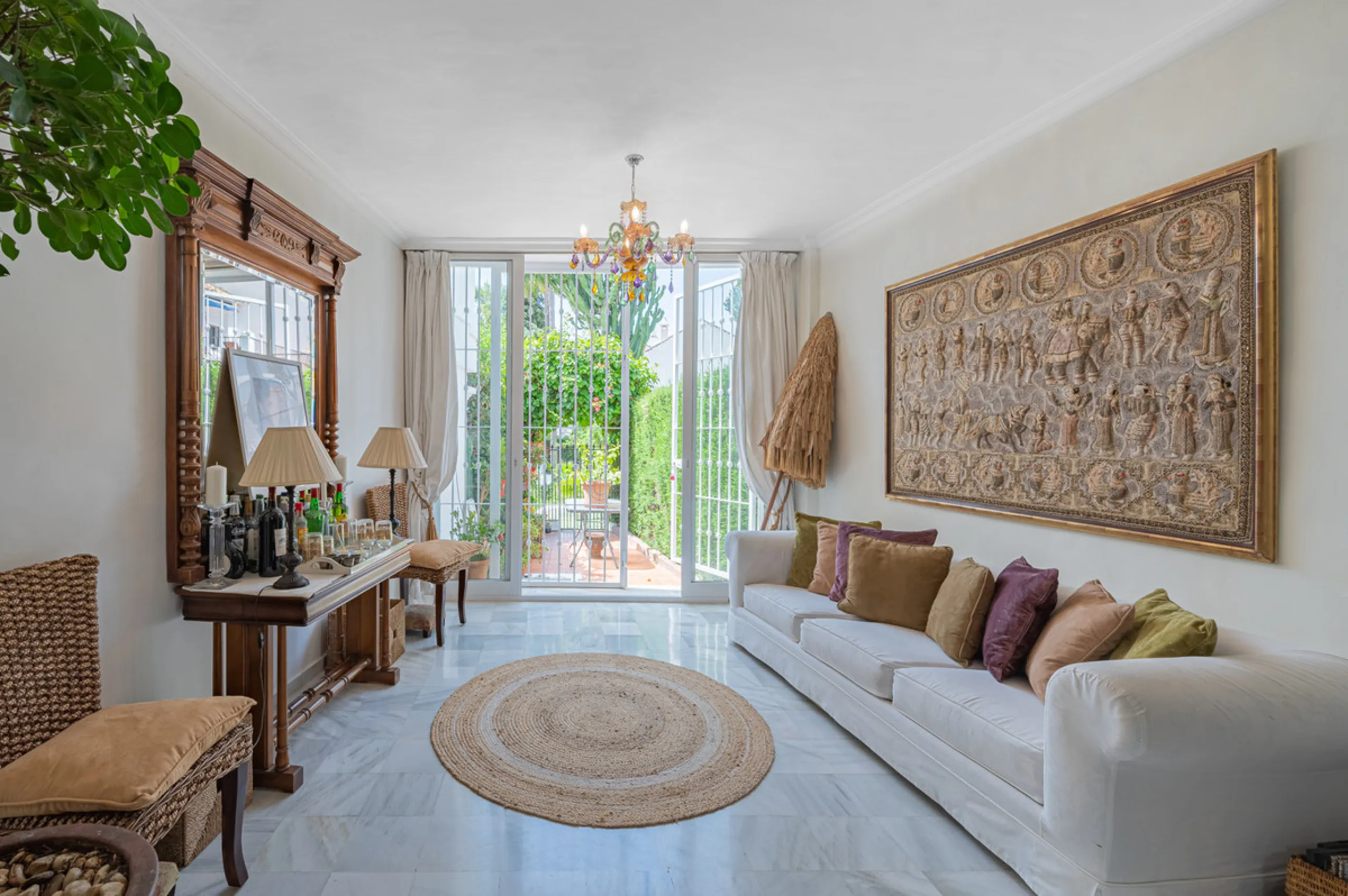 Montepiedra is one of the most sought-after gated communities in Nagueles on the Golden Mile. With Mediterranean village architecture featuring white terraced houses, balconies, terraces and typical tiled roofs.